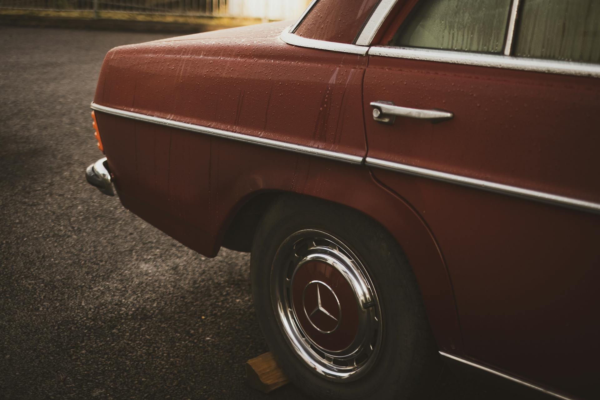 Une voiture garée dans la rue | Source : Midjourney