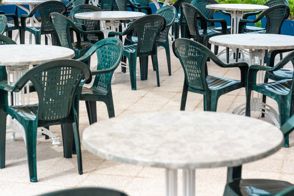 Tables et chaises à l'extérieur d'un café | Photo : Shutterstock