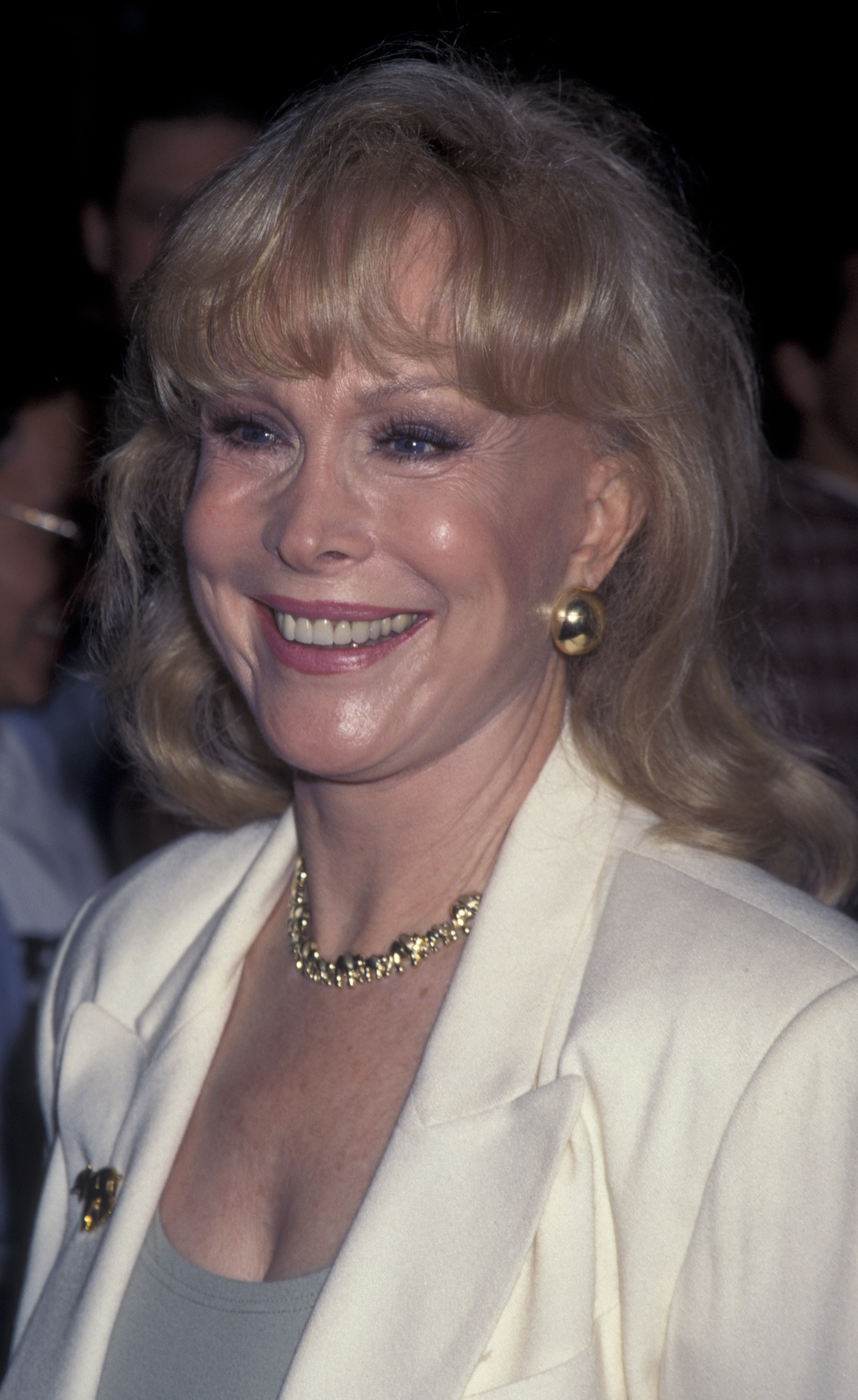 Barbara Eden assiste à la première mondiale de "Broken Arrow" le 5 février 1996, au Mann National Theater à Westwood, en Californie. | Source : Getty Images