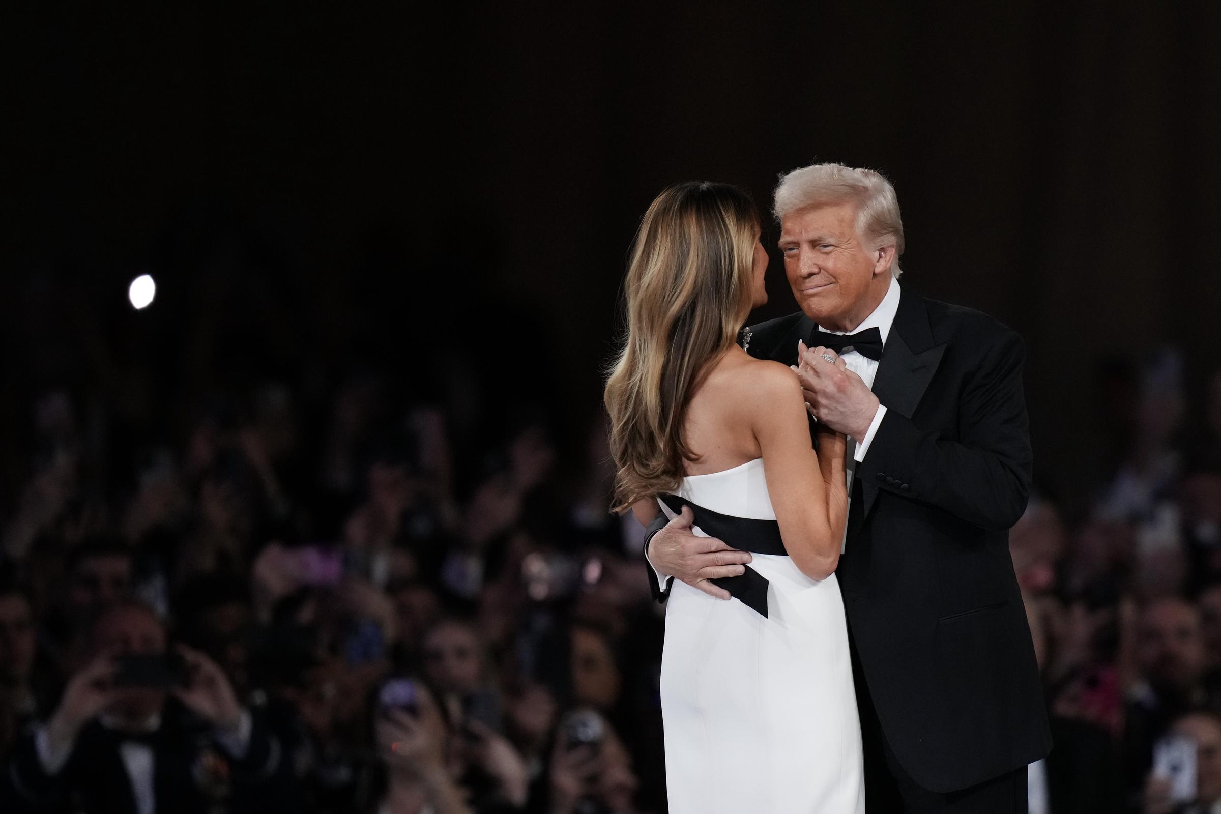 Le président américain Donald Trump danse avec sa femme Melania Trump lors du Liberty Inaugural Ball à Washington, DC, le 20 janvier 2025 | Source : Getty Images