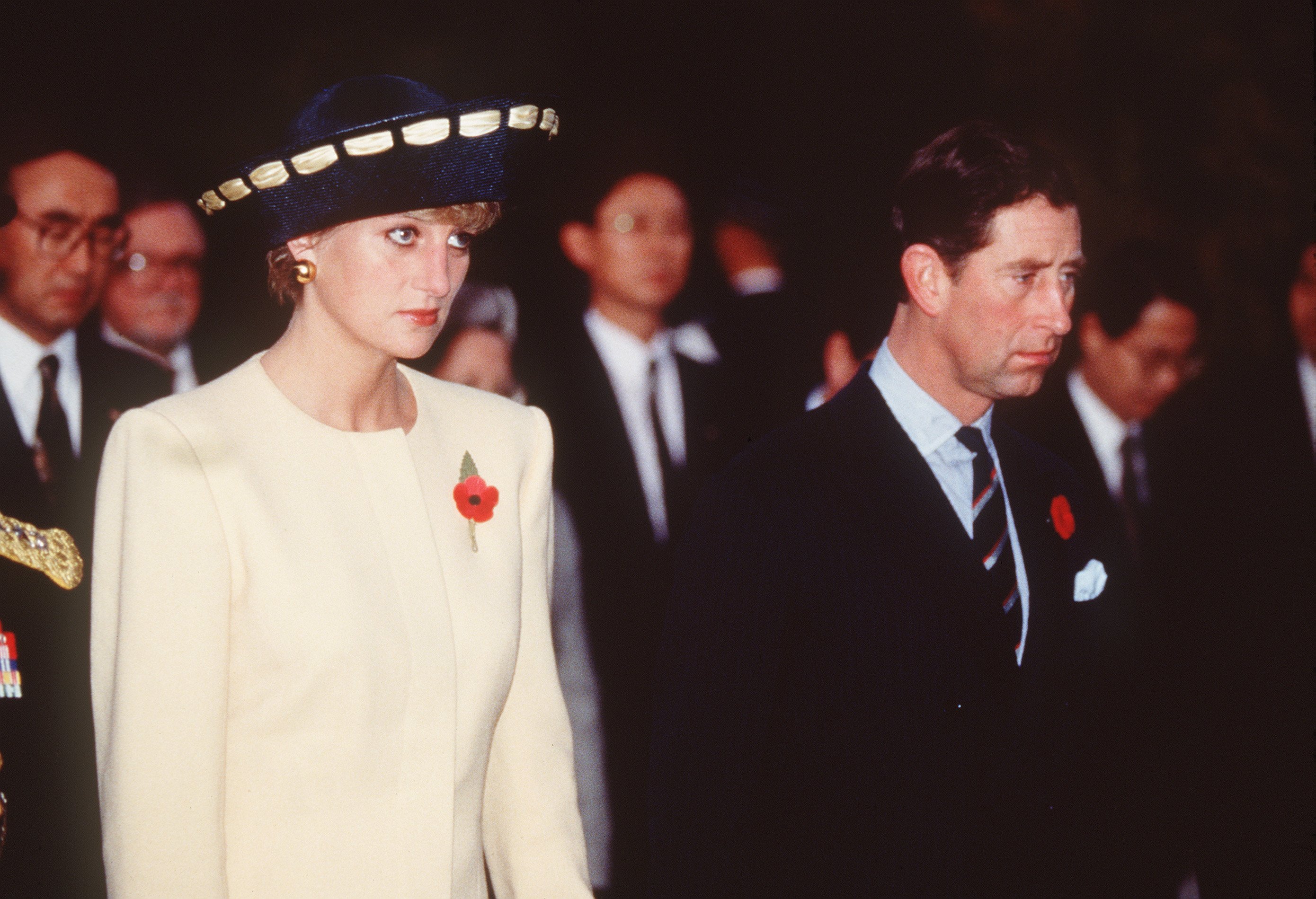 Le prince Charles, prince de Galles, et Diana, princesse de Galles, portant une robe et une veste jaune et bleu marine conçues par Catherine Walker et un chapeau de Philip Somerville, visitent le cimetière national le 2 novembre 1992 à Séoul, en Corée du Sud.| Source : Getty Images