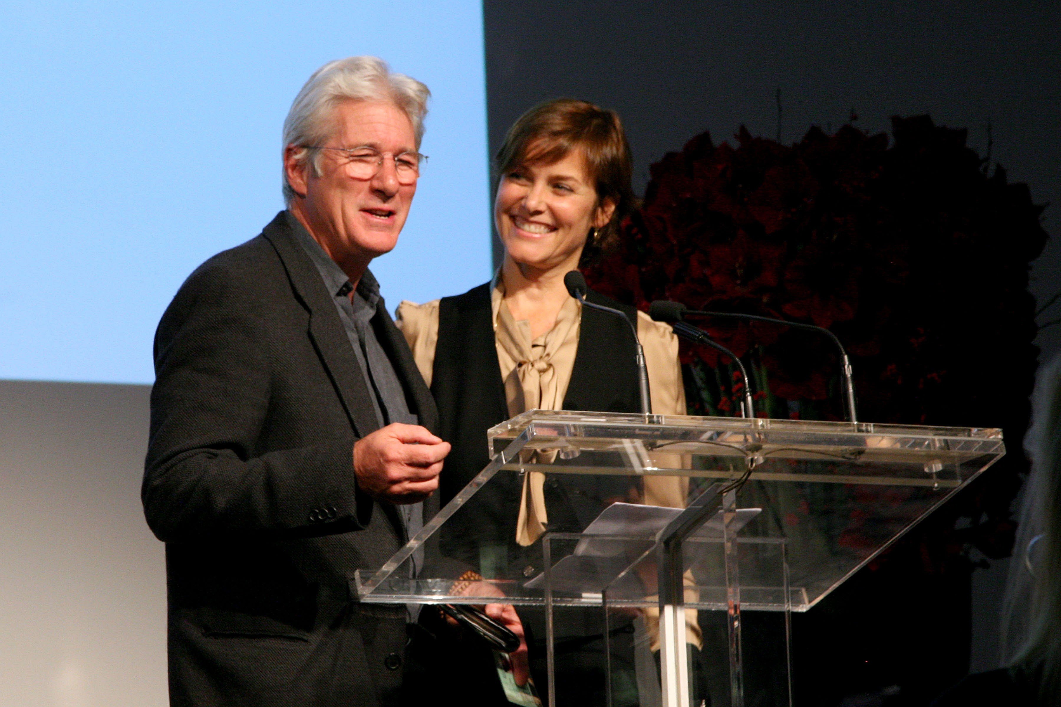 Carey Lowell et Richard Gere lors de la 16ème édition de ARTWALK NY en l'honneur de l'artiste légendaire James Rosenquist le 4 novembre 2010 | Source : Getty Images