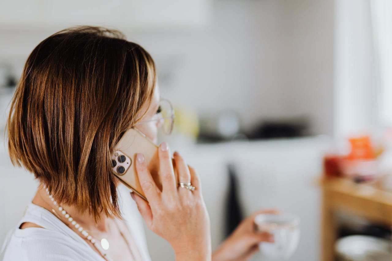 Une femme absorbée par un appel téléphonique | Source : Pexels