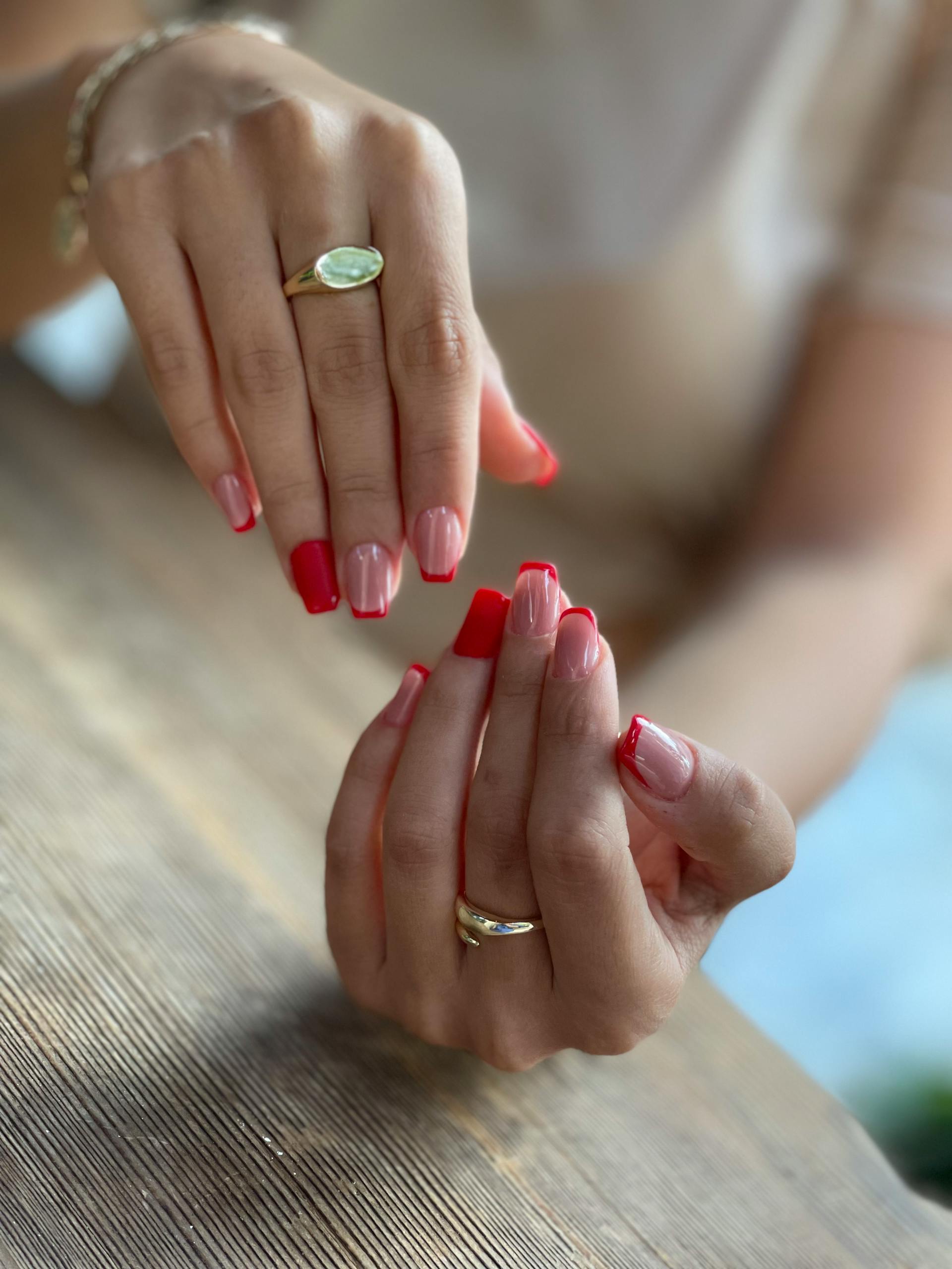 Une femme qui s'exhibe sur ses ongles | Source : Pexels