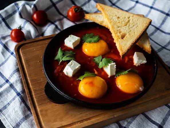 2018/11/03 : oeufs au plat avec pulpe de tomates et feta dans une poêle.|Photo : Getty Images