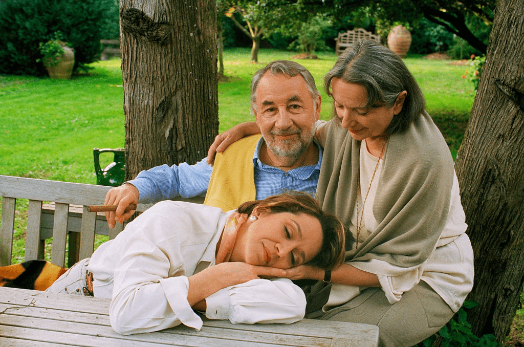 L'acteur français Philippe Noiret avec son épouse, l'actrice Monique Chaumette et leur fille Frédérique Noiret, à leur domicile à Montréal, autour de Carcassone. (Source : Getty Images)