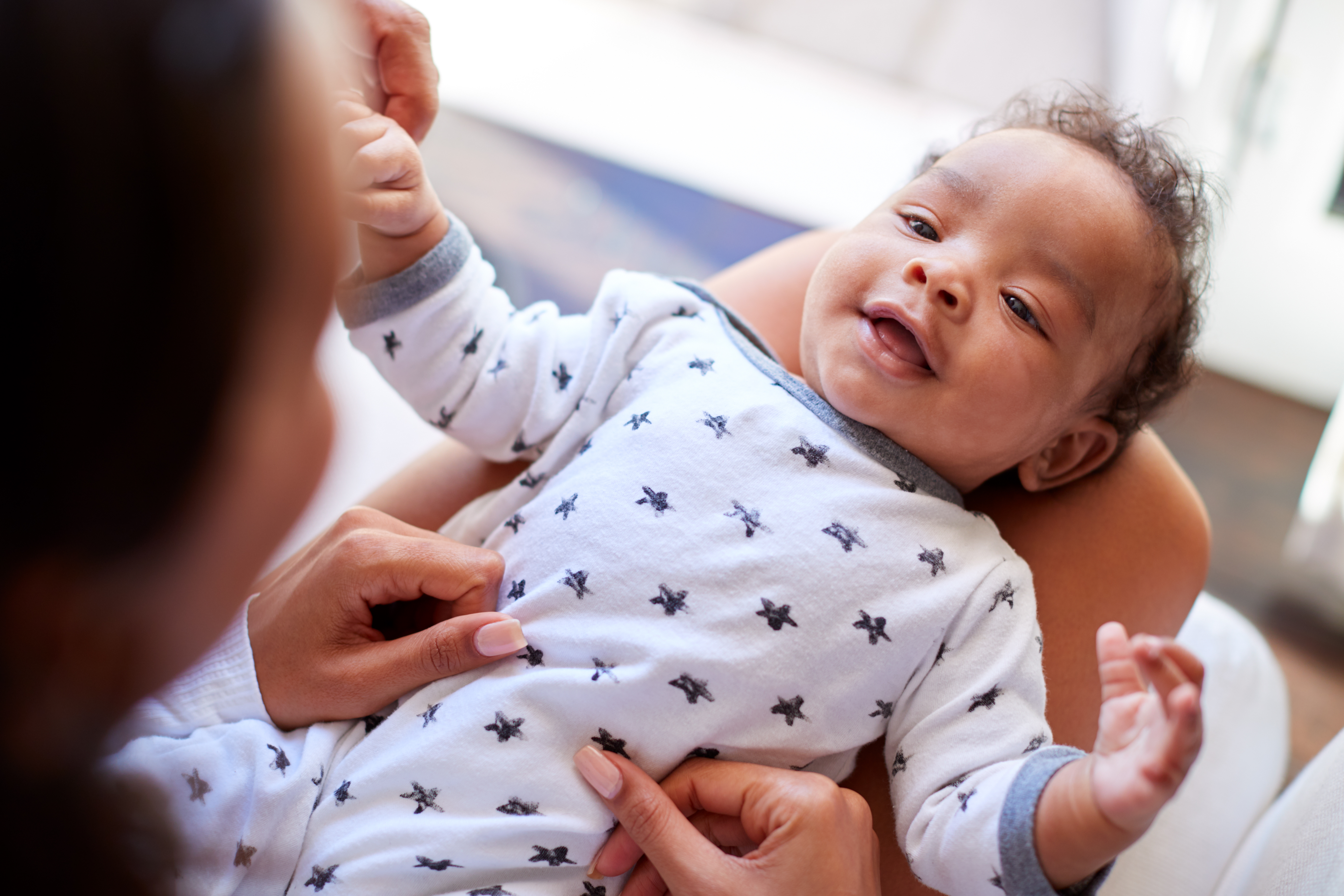 Un bébé enjoué et sa maman | Source : Shutterstock