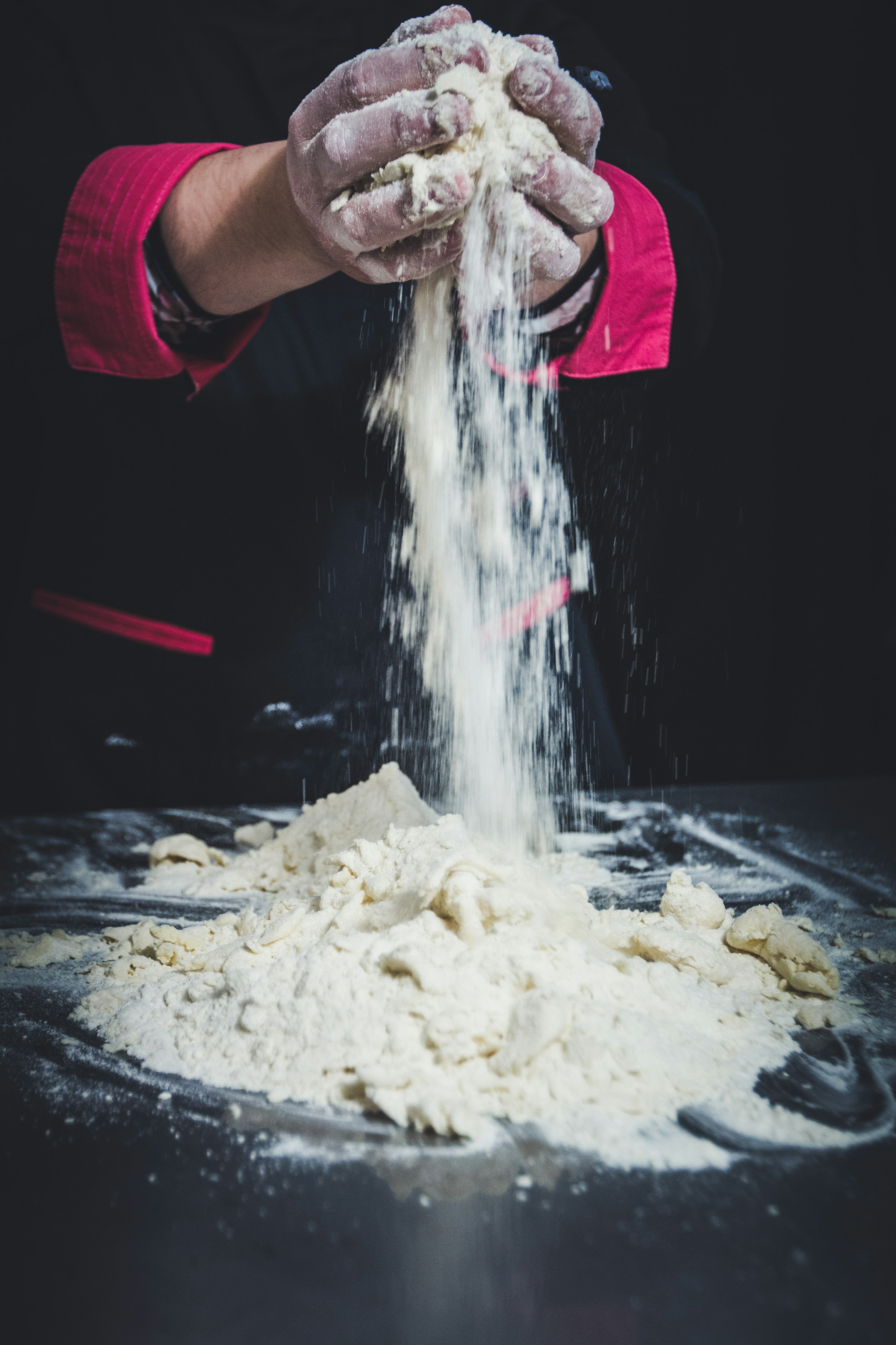 Une personne qui mélange de la pâte | Source : Unsplash