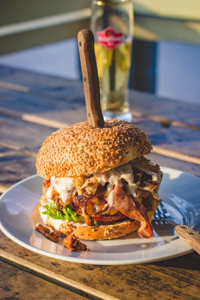 Un hamburger et des frites | Photo : Pexels