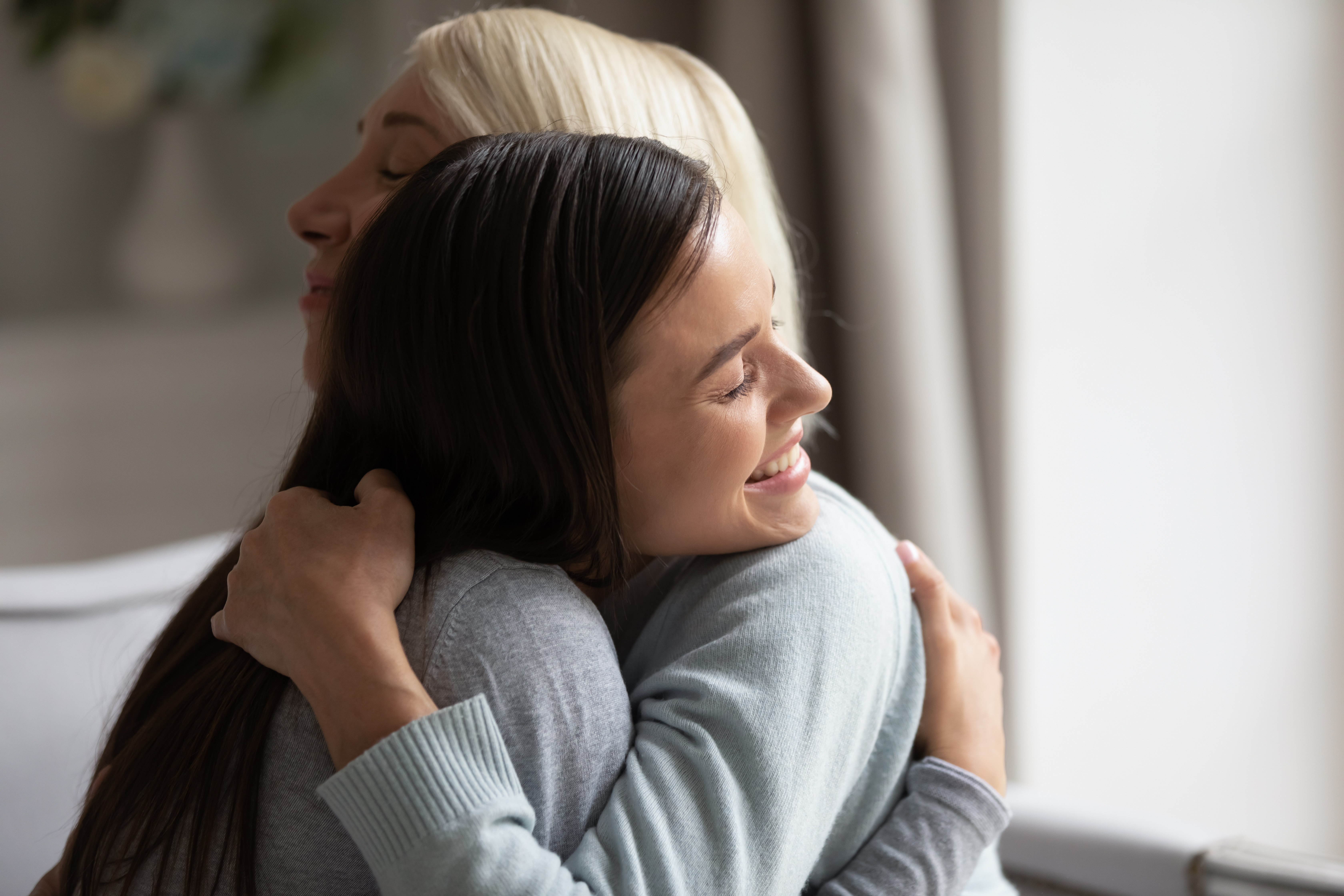 Une mère et sa fille se serrent dans les bras | Source : Shutterstock