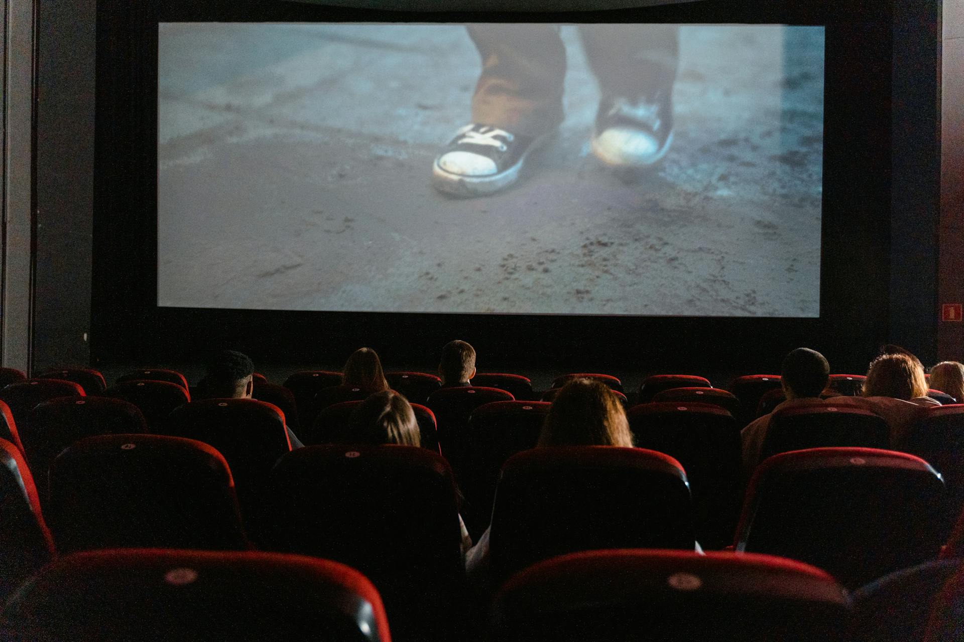 Des gens qui regardent un film | Source : Pexels