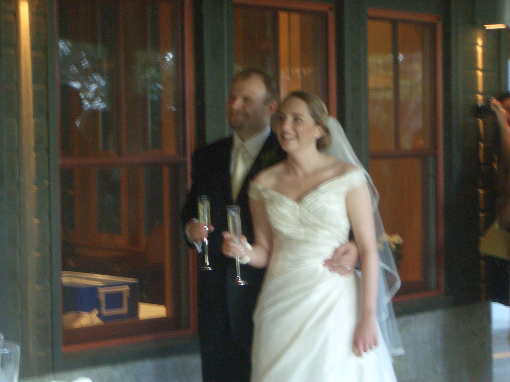 Photo d'une mariée et d'un marié portant un toast lors de leur mariage | Source : flickr