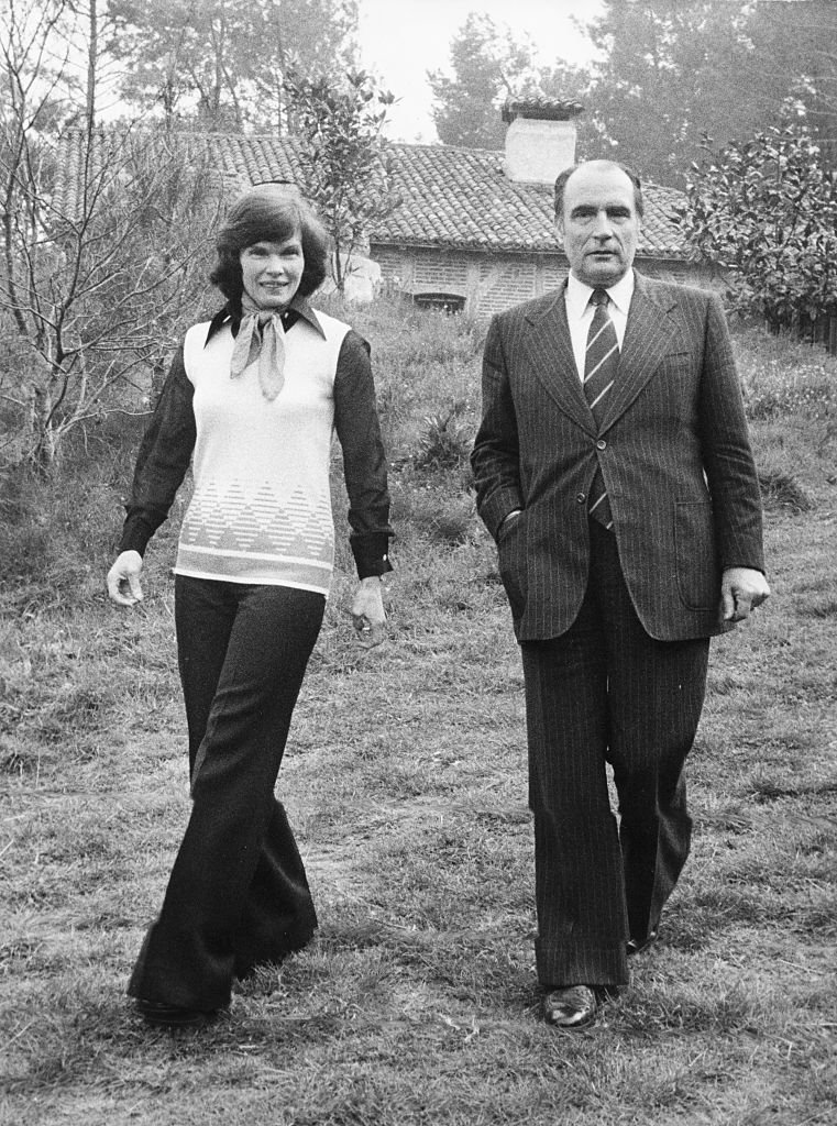 François Mitterrand et Danielle dans le jardin de leur maison en mai 1981. l Source : Getty Images