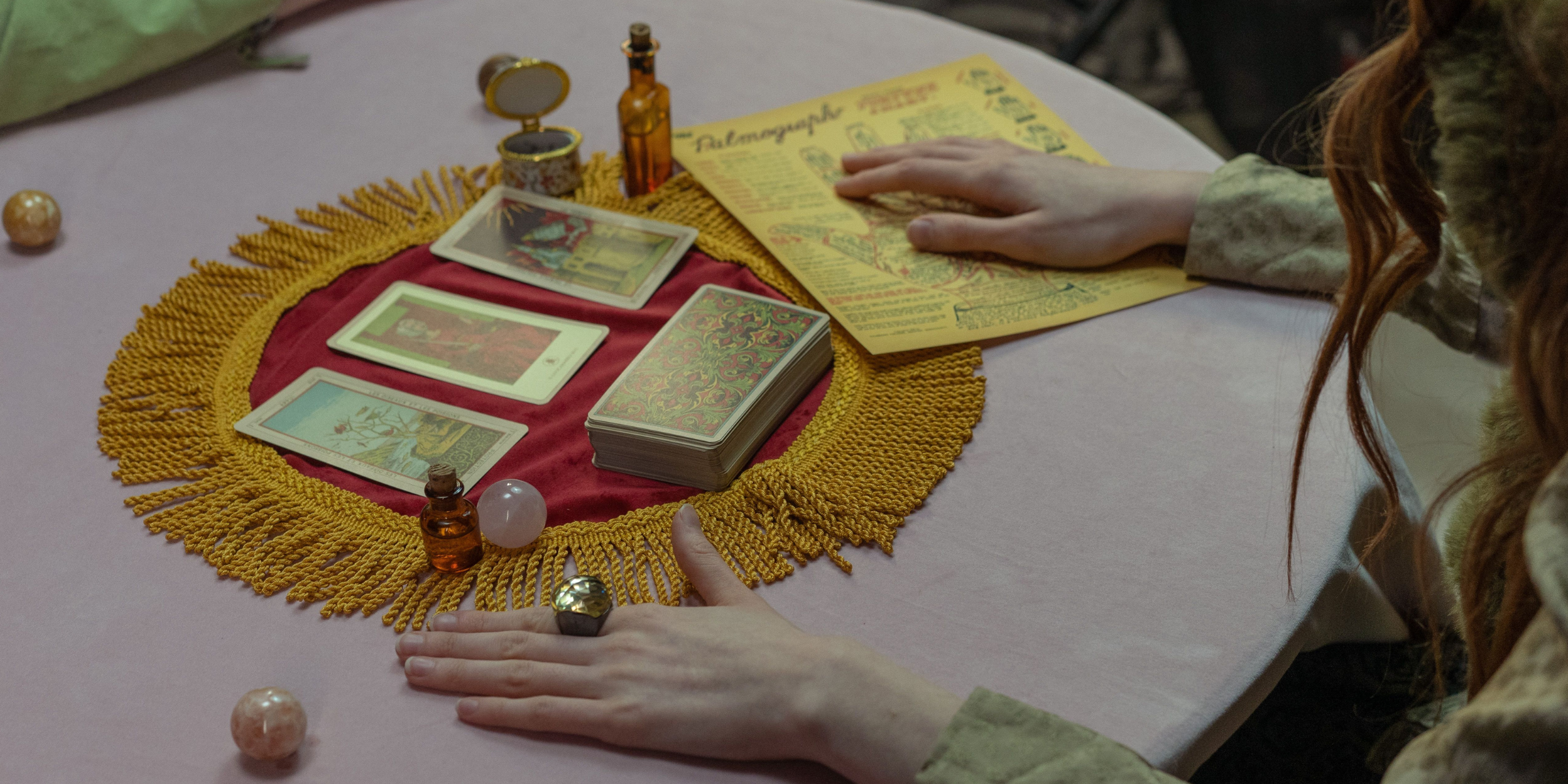 Une séance de lecture de tarot avec des cartes | Source : Pexels