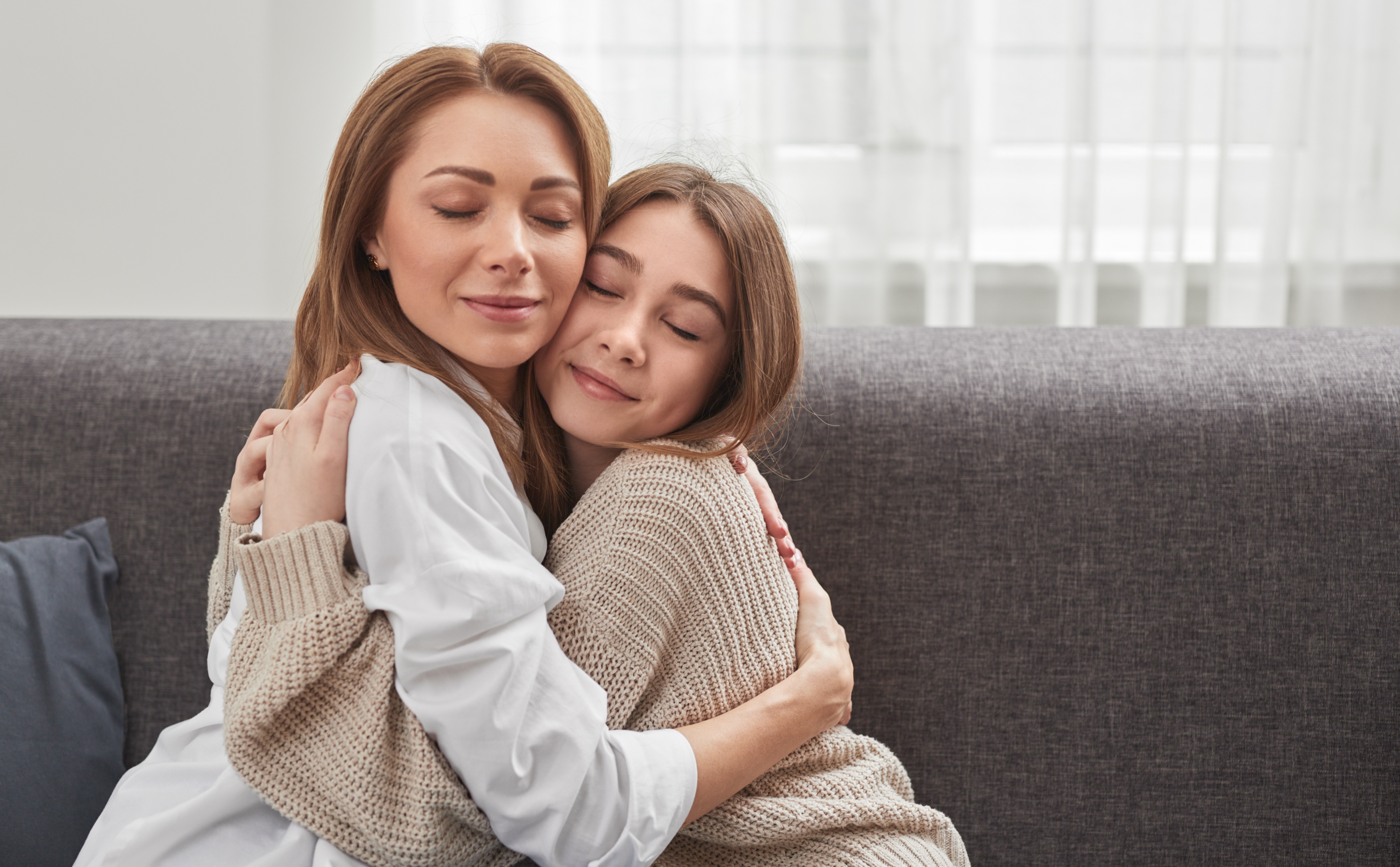 Une femme serre sa fille adolescente dans ses bras | Source : Shutterstock