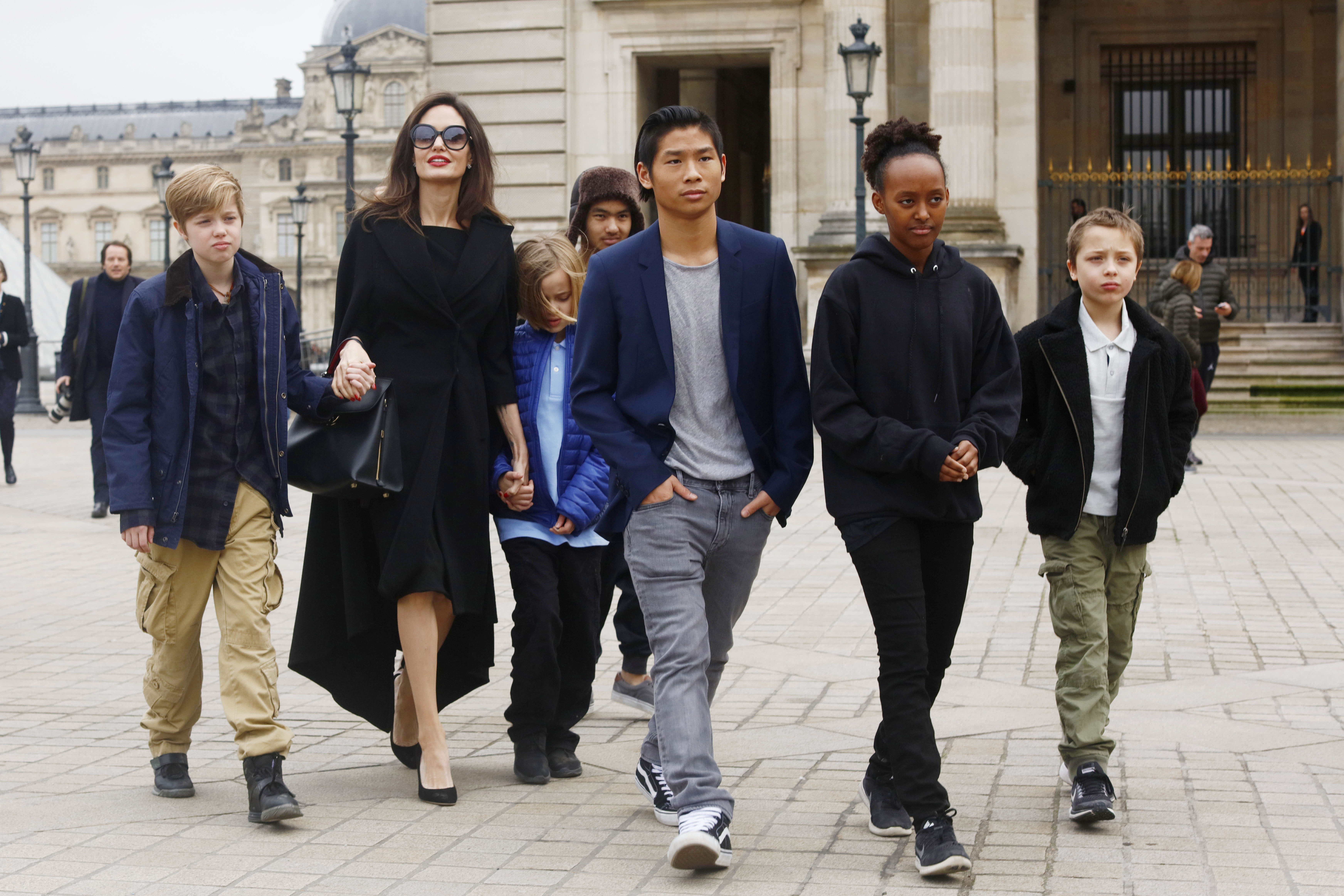Angelina Jolie avec ses enfants Shiloh, Maddox, Vivienne, Pax, Zahara et Knox visitent le Louvre à Paris, en France, le 30 janvier 2017. | Source : Getty Images