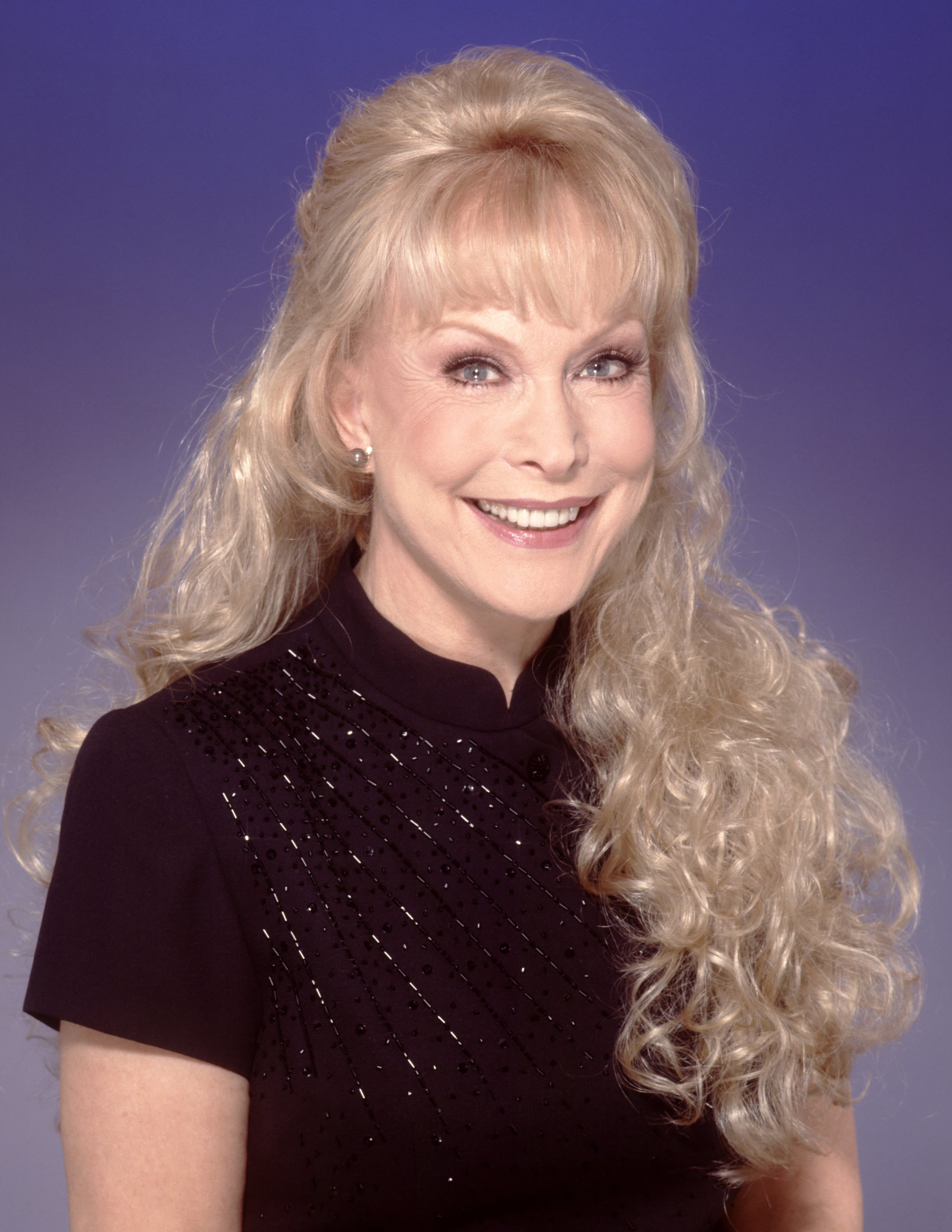 Le portrait de Barbara Eden la représente avec des cheveux longs en 2000 à Los Angeles, en Californie. | Source : Getty Images