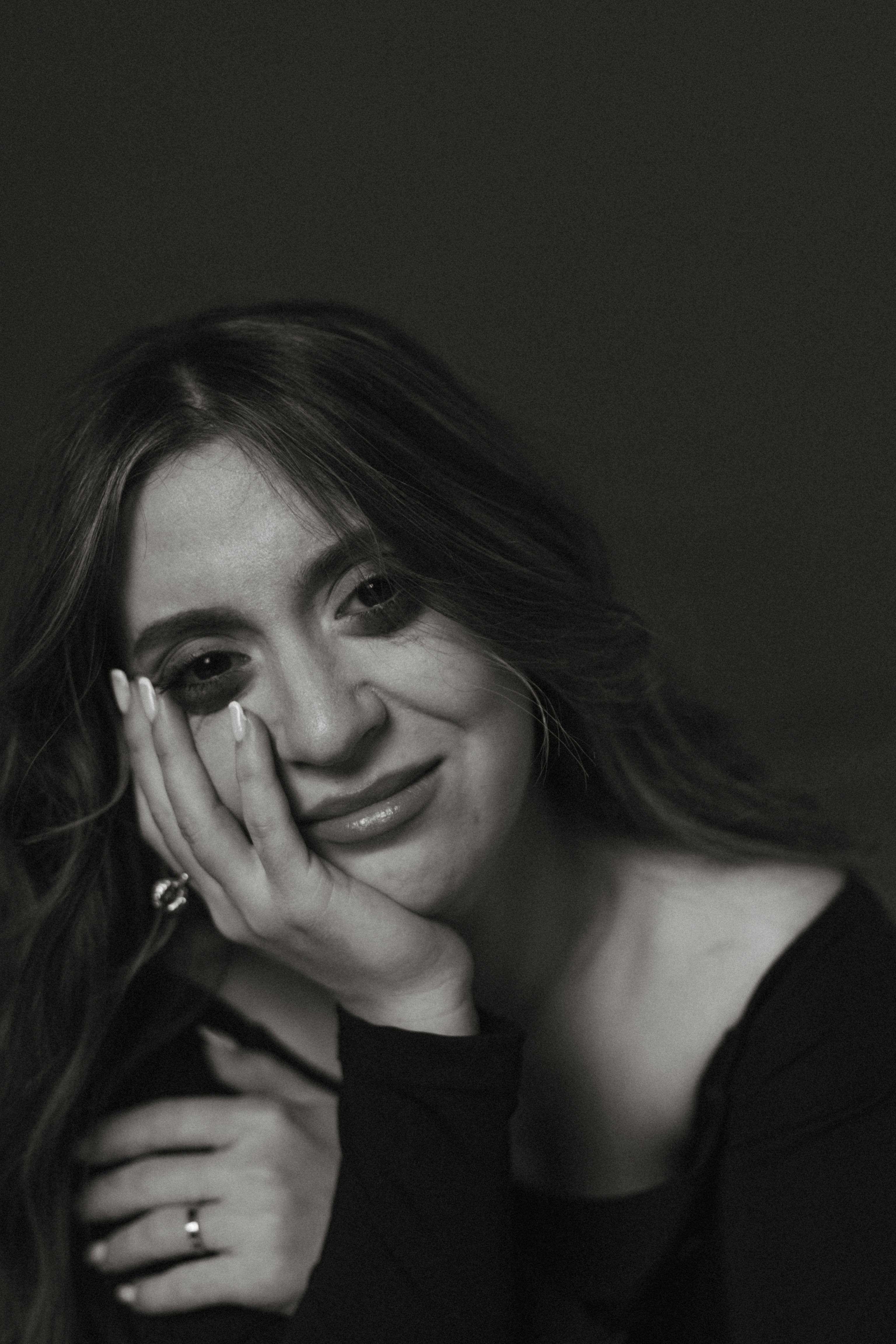 Gros plan sur une femme qui sourit tristement | Source : Unsplash