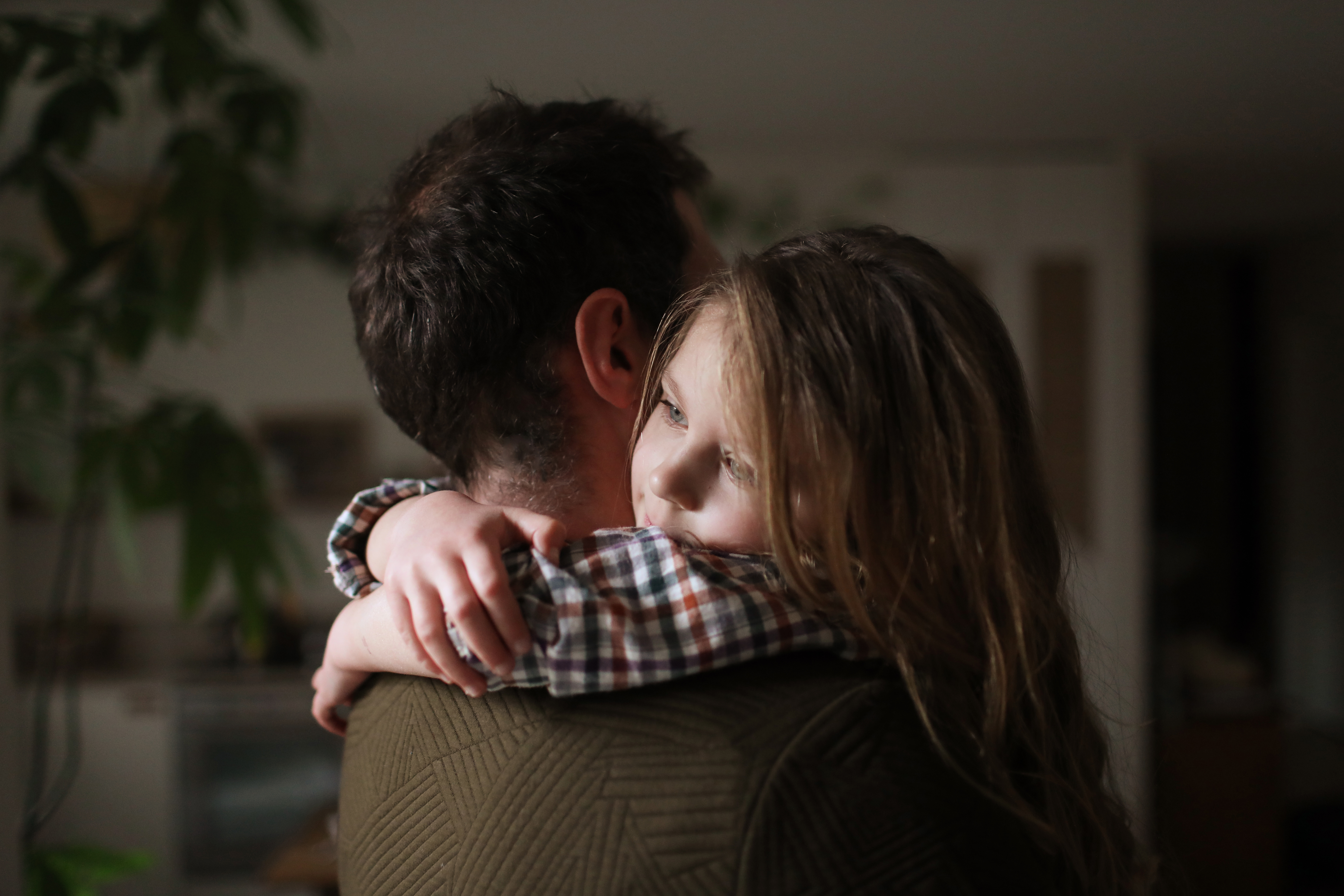 Un père et sa fille se câlinent à la maison | Source : Getty Images