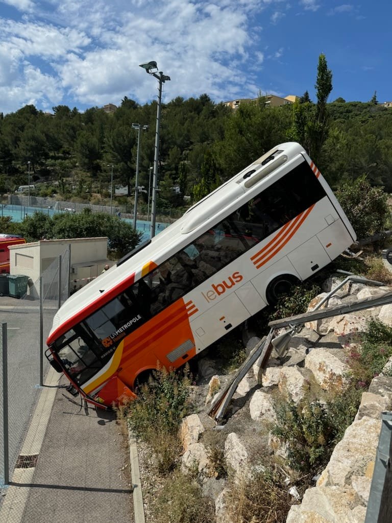 Un bus de La Métropole Mobilité accidenté | Source : Facebook.com/Réserve Communale Sécurité Civile de Cassis