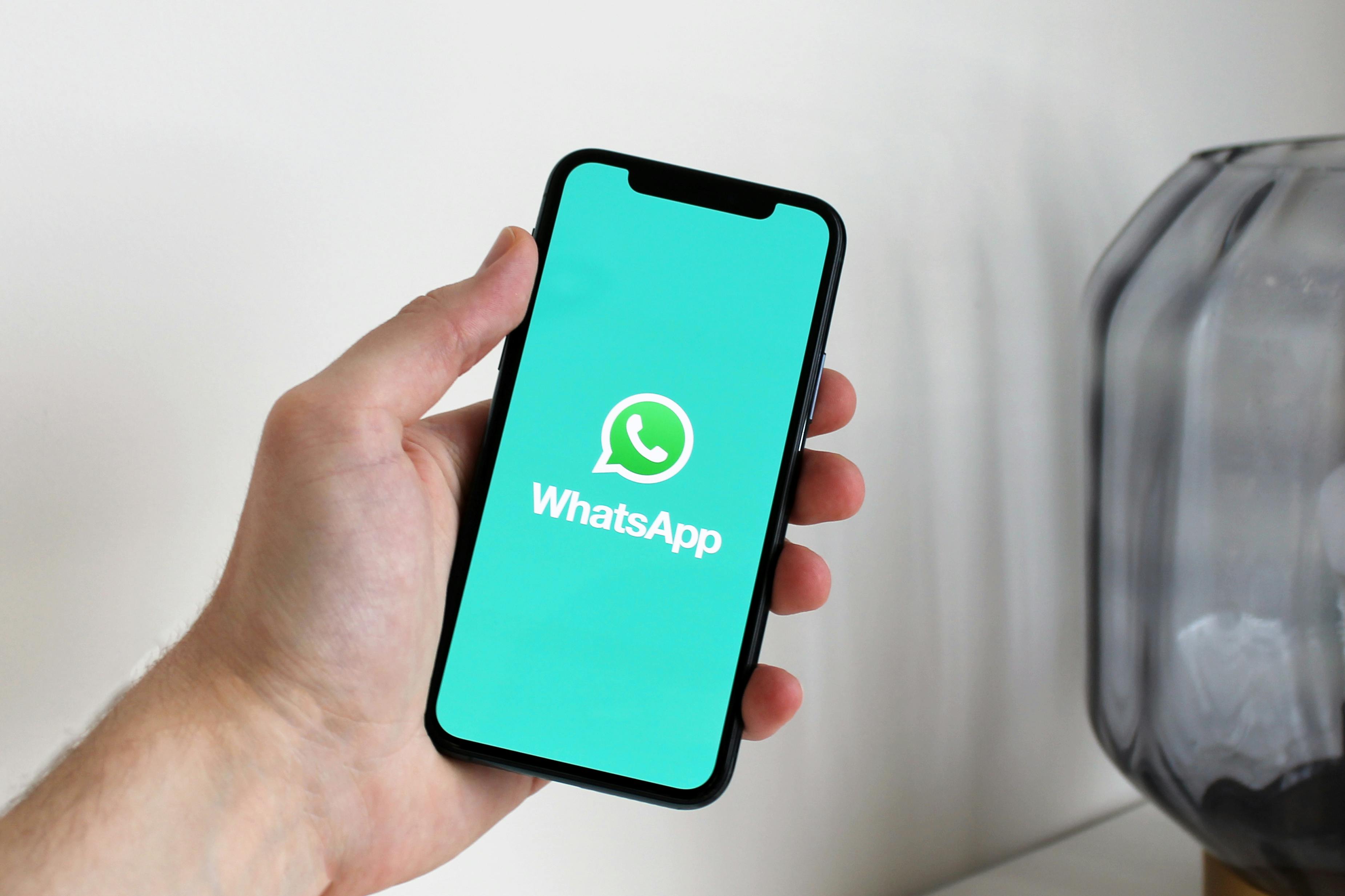 Une personne ouvrant WhatsApp sur un téléphone | Source : Pexels