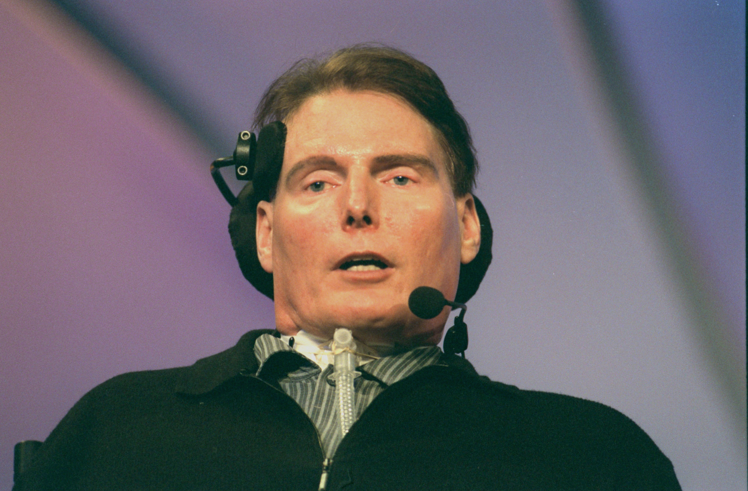 Christopher Reeve s'exprimant lors de la conférence Bio, le 28 mars 2000, à Boston, Massachusetts. | Source : Getty Images