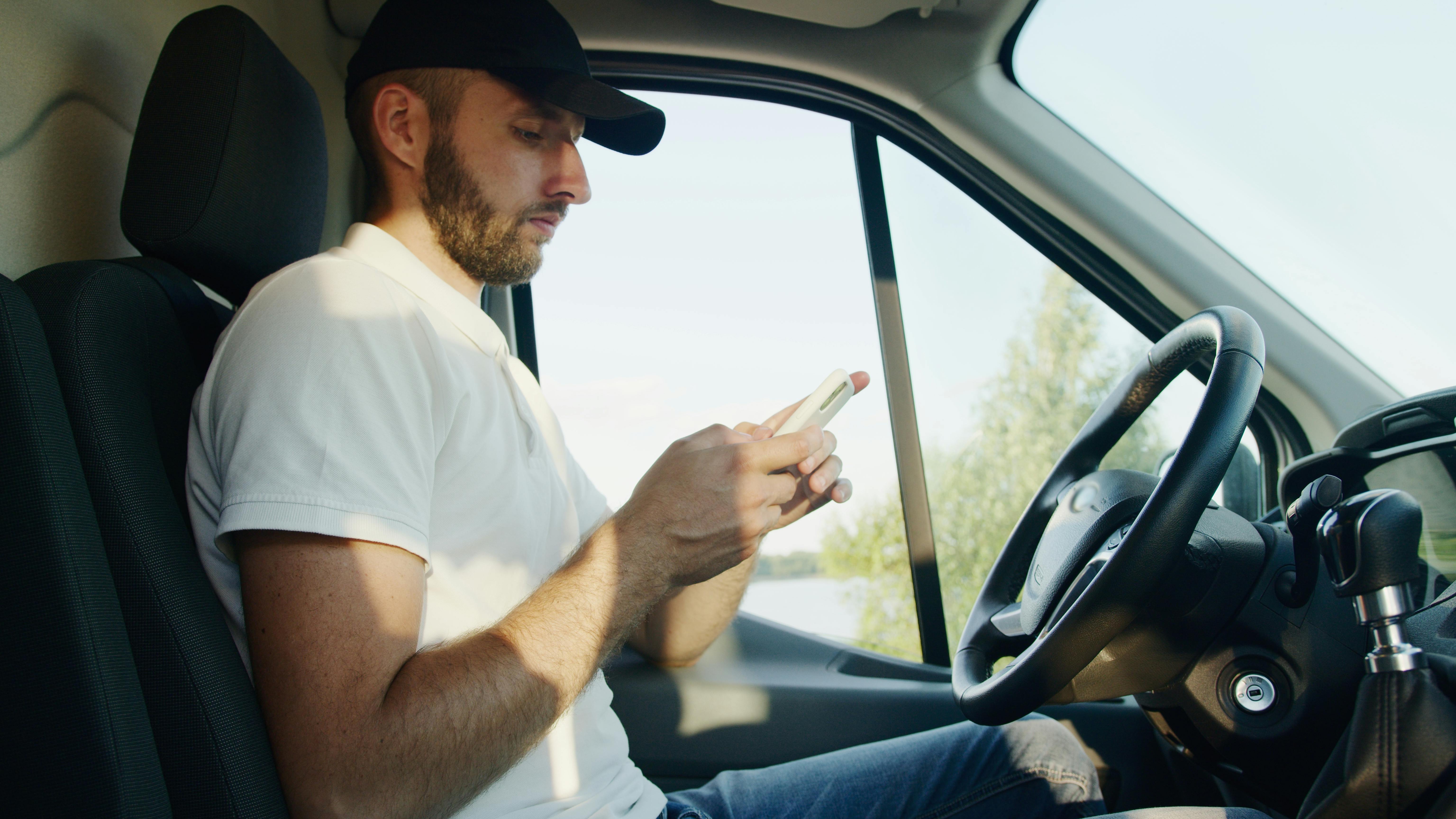 Un homme sérieux utilisant son téléphone | Source : Pexels