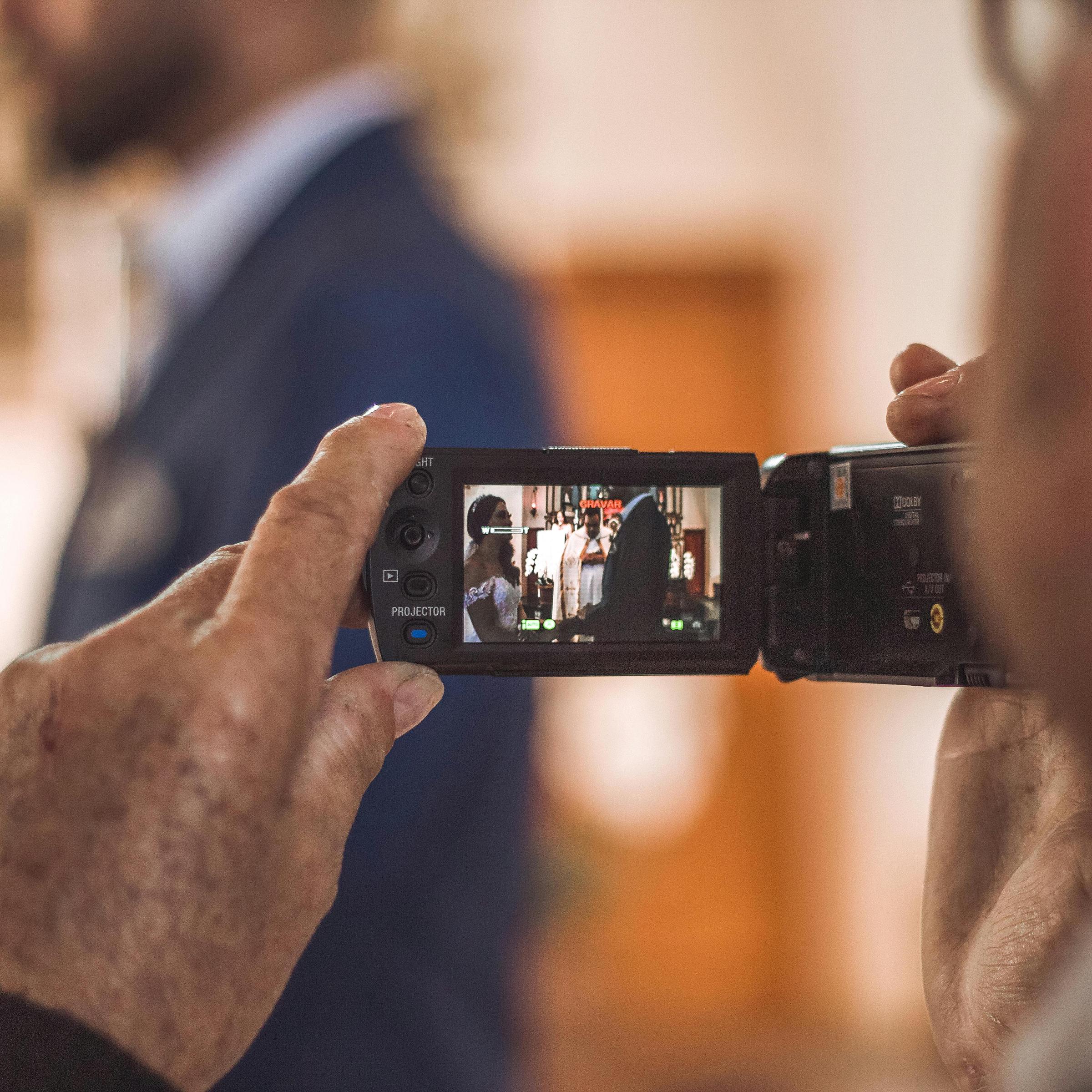 Un homme capturant une cérémonie de mariage en vidéo | Source : Pexels