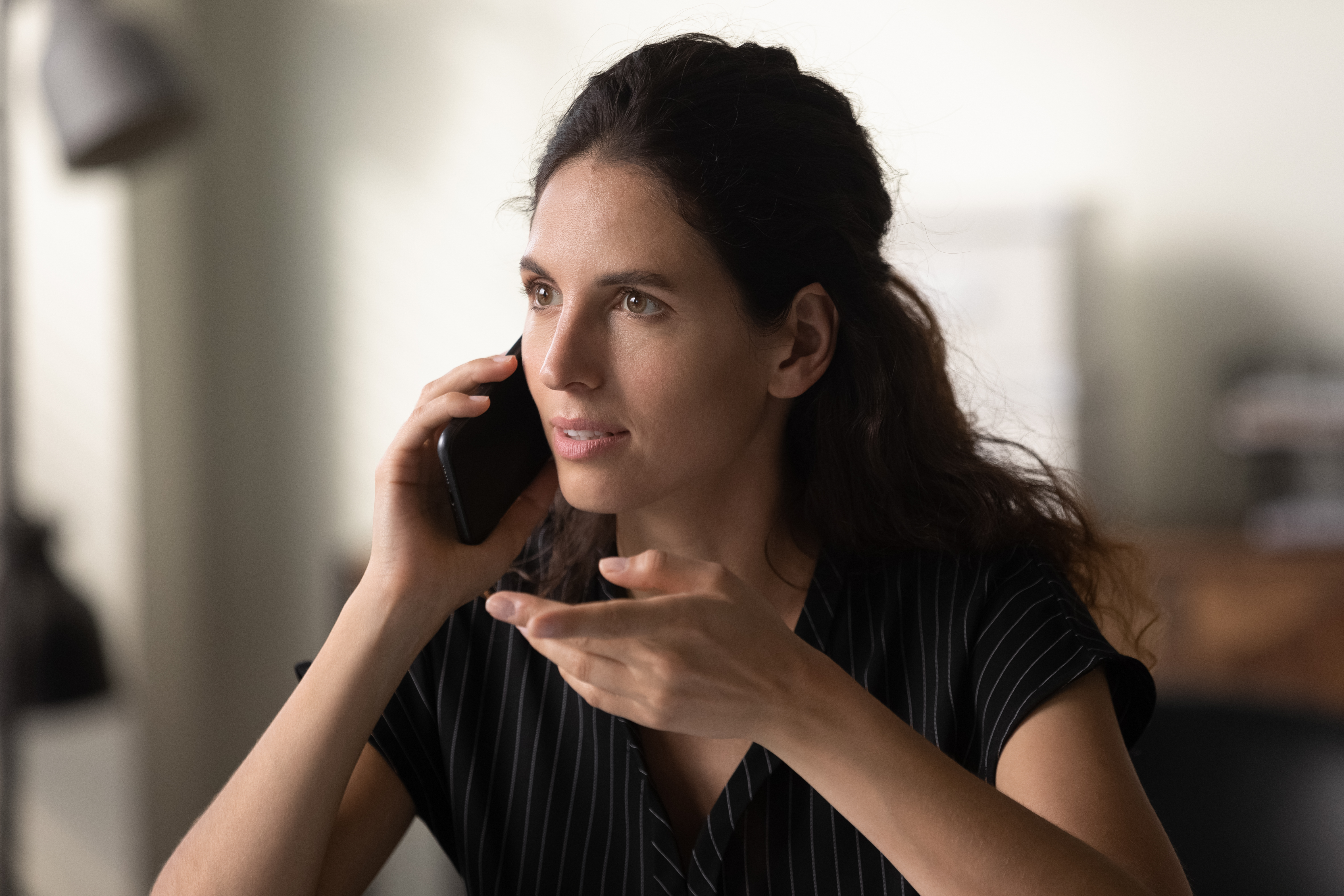Uma mulher falando ao telefone | Fonte: Shutterstock