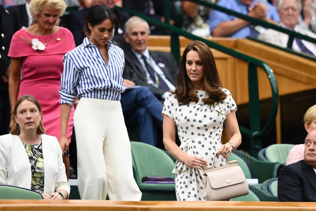 Catherine, la duchesse de Cambridge (R) et Meghan, la duchesse de Sussex participent à la douzième journée des championnats de tennis sur gazon de Wimbledon. | Photo : Getty Images