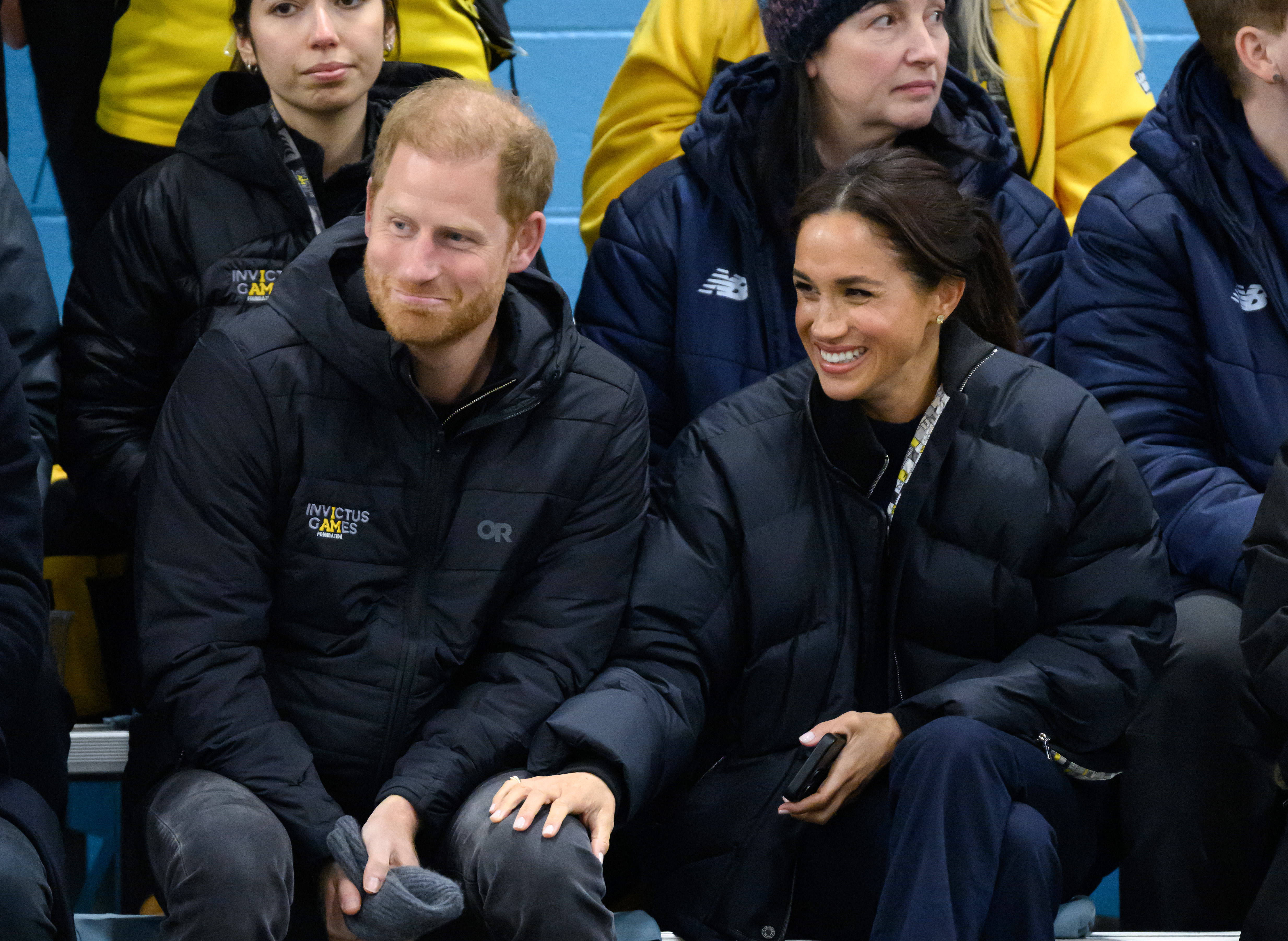 Le prince Harry et Meghan Markle au curling en fauteuil roulant lors de la première journée des 2025 Jeux Invictus au centre communautaire Hillcrest le 9 février à Vancouver, en Colombie-Britannique, au Canada. | Source : Getty Images