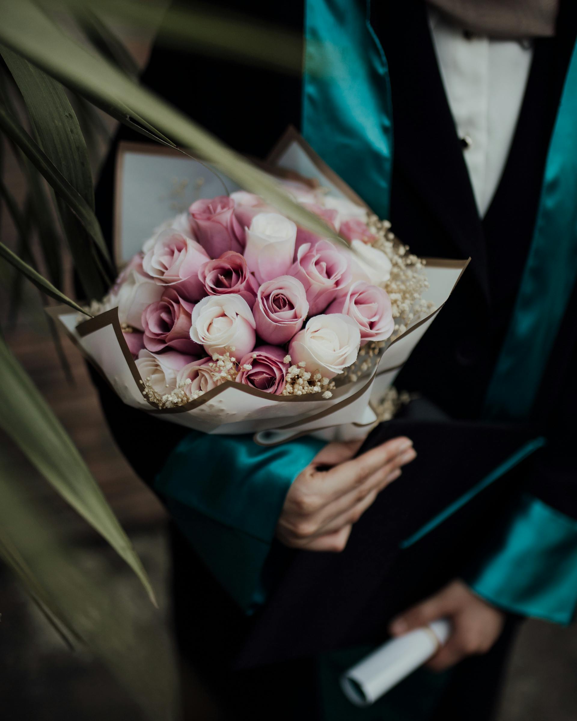 Une femme tenant un bouquet | Source : Pexels