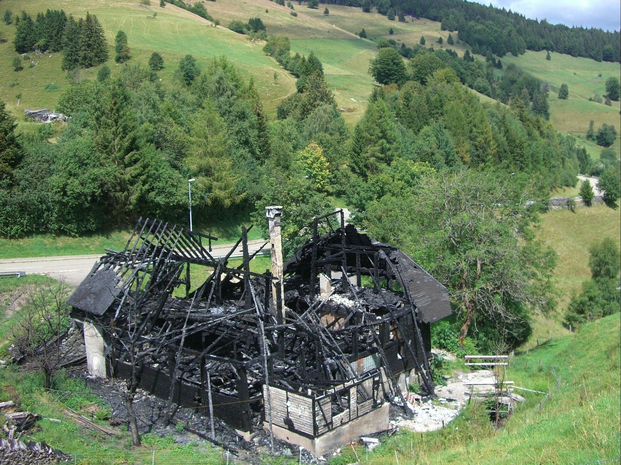 Une maison incendiée. | Photo : Pixabay