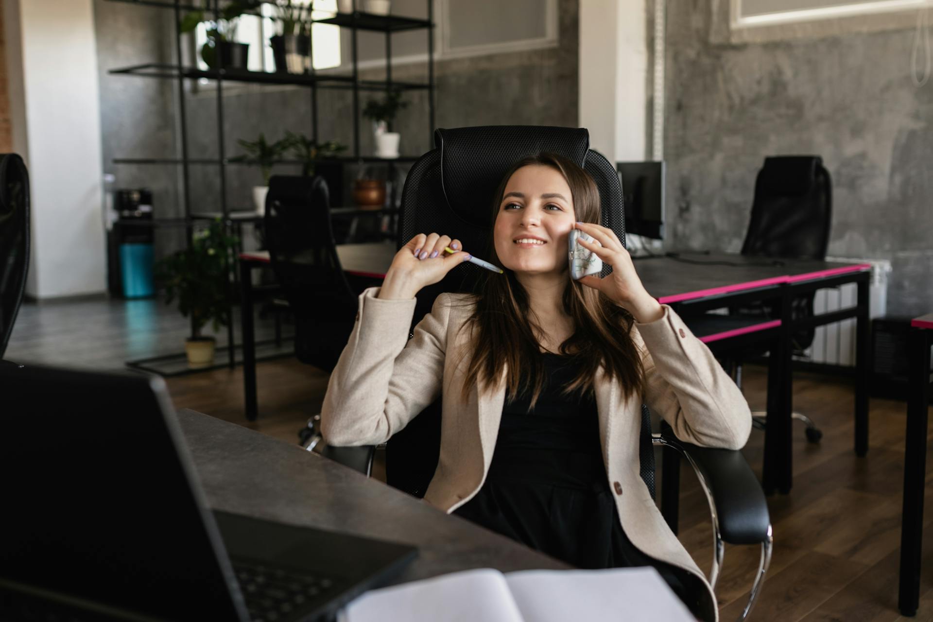 Une femme souriante qui parle au téléphone | Source : Pexels