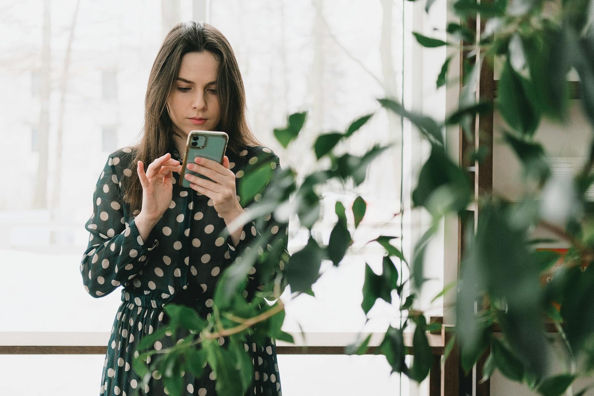 Une femme tapant un texte sur son smartphone | Source : Pexels