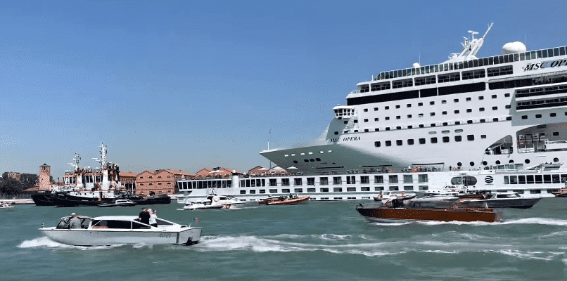 L'Opéra MSC en collision avec le bateau de la Comtesse | Photo : Blogue Croisières et voyages