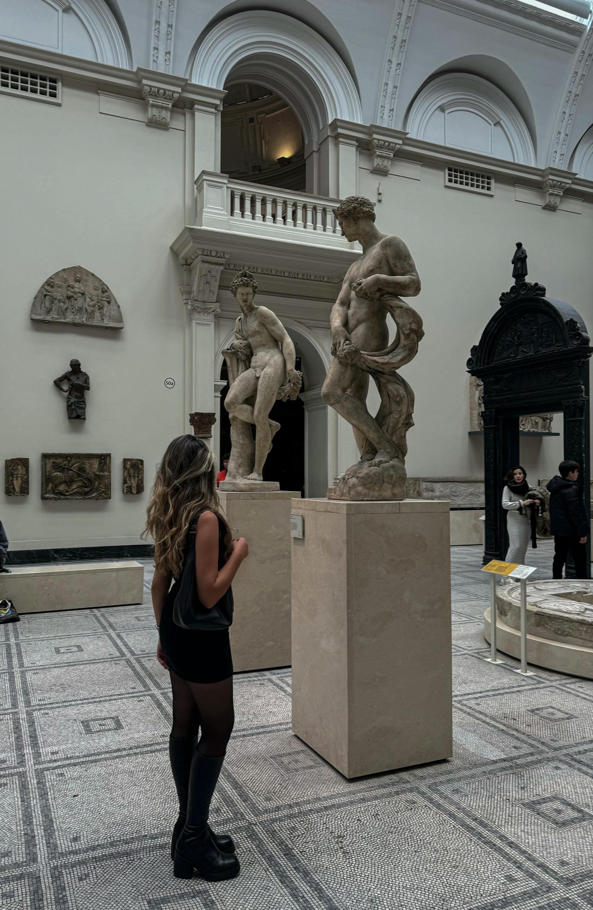 Une femme dans un musée | Source : Pexels