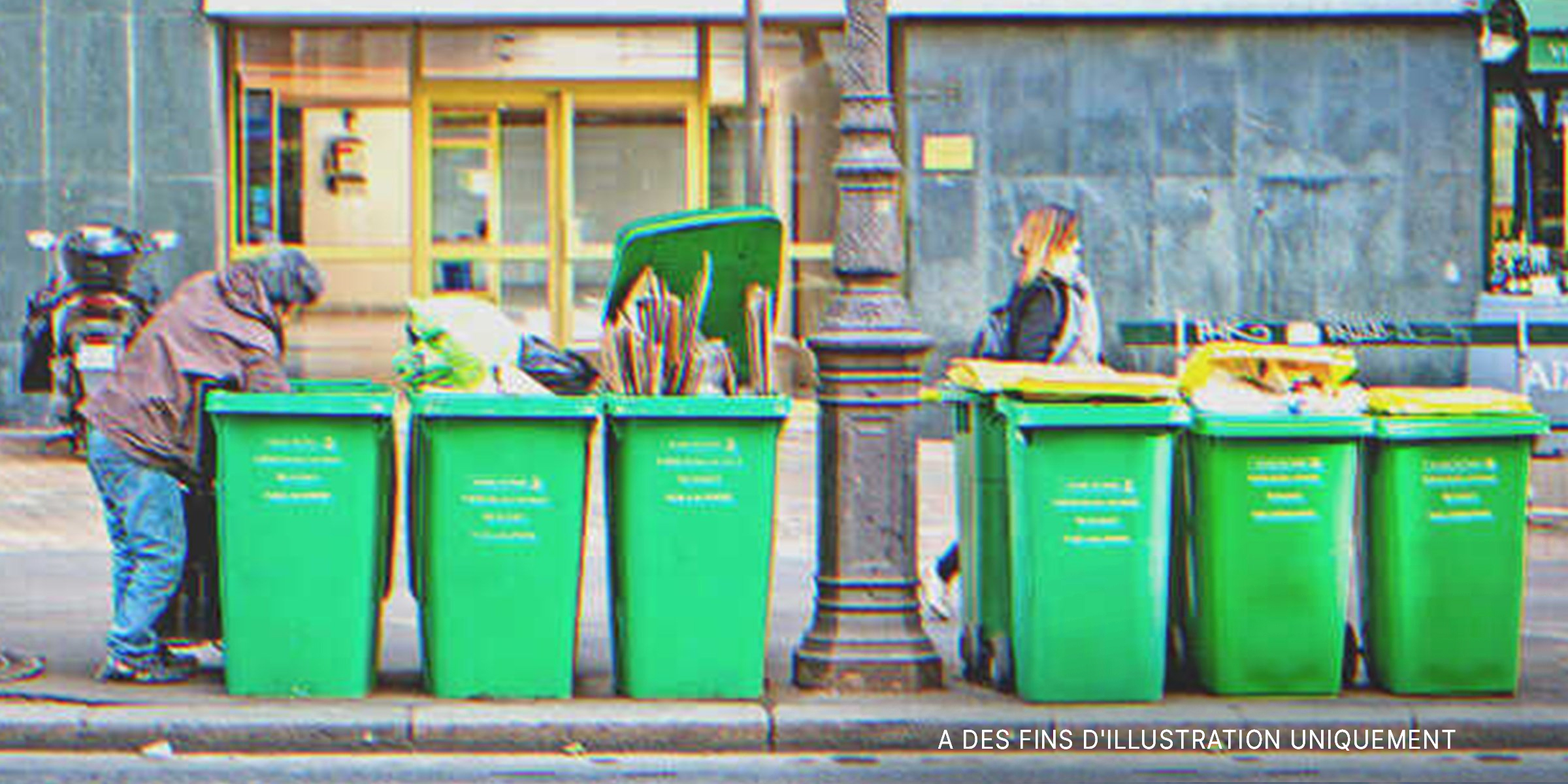 Un sans-abri fouille dans une poubelle. | Source : Shutterstock