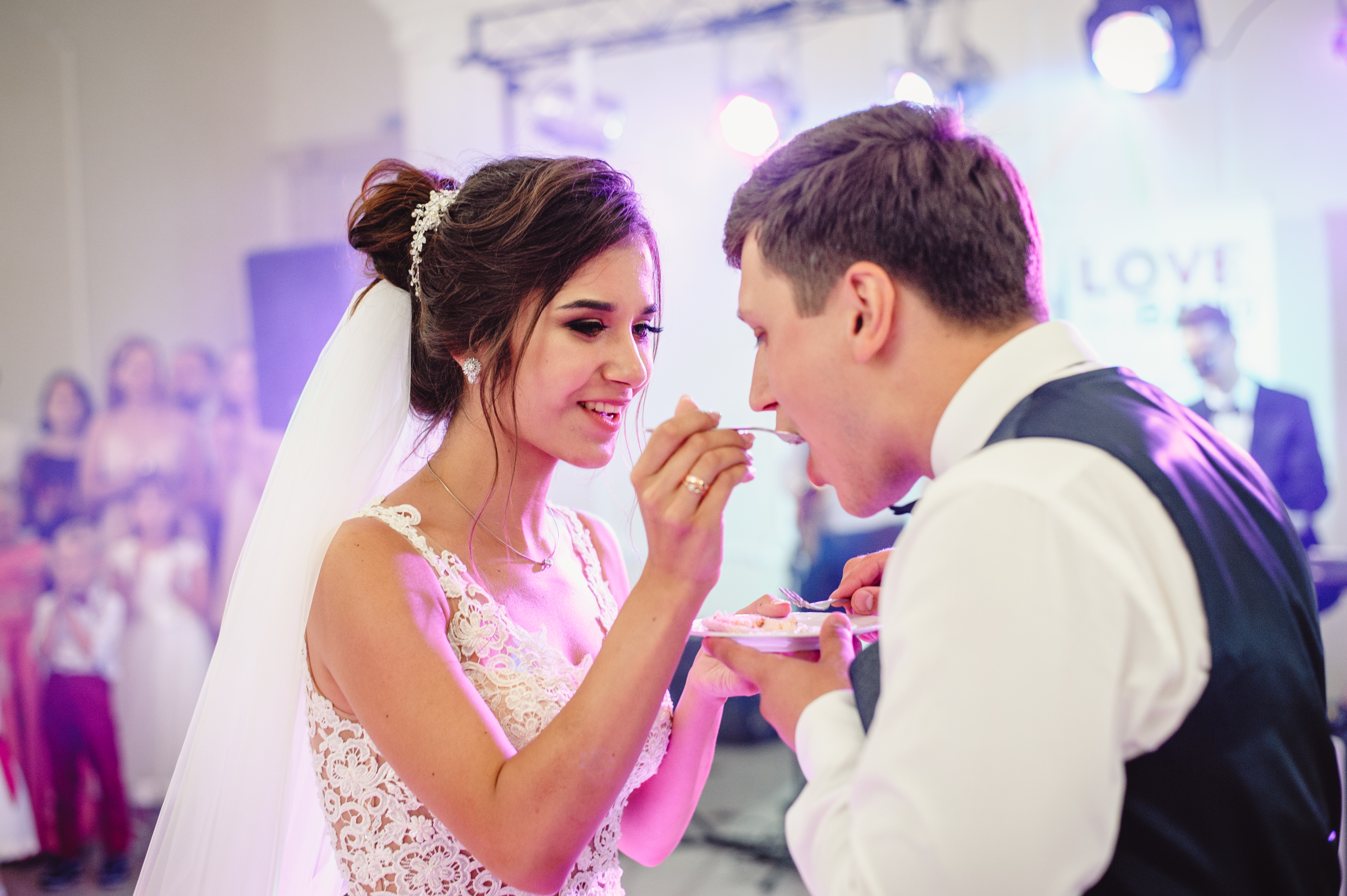 Une mariée donne un morceau de gâteau à son marié | Source : Shutterstock