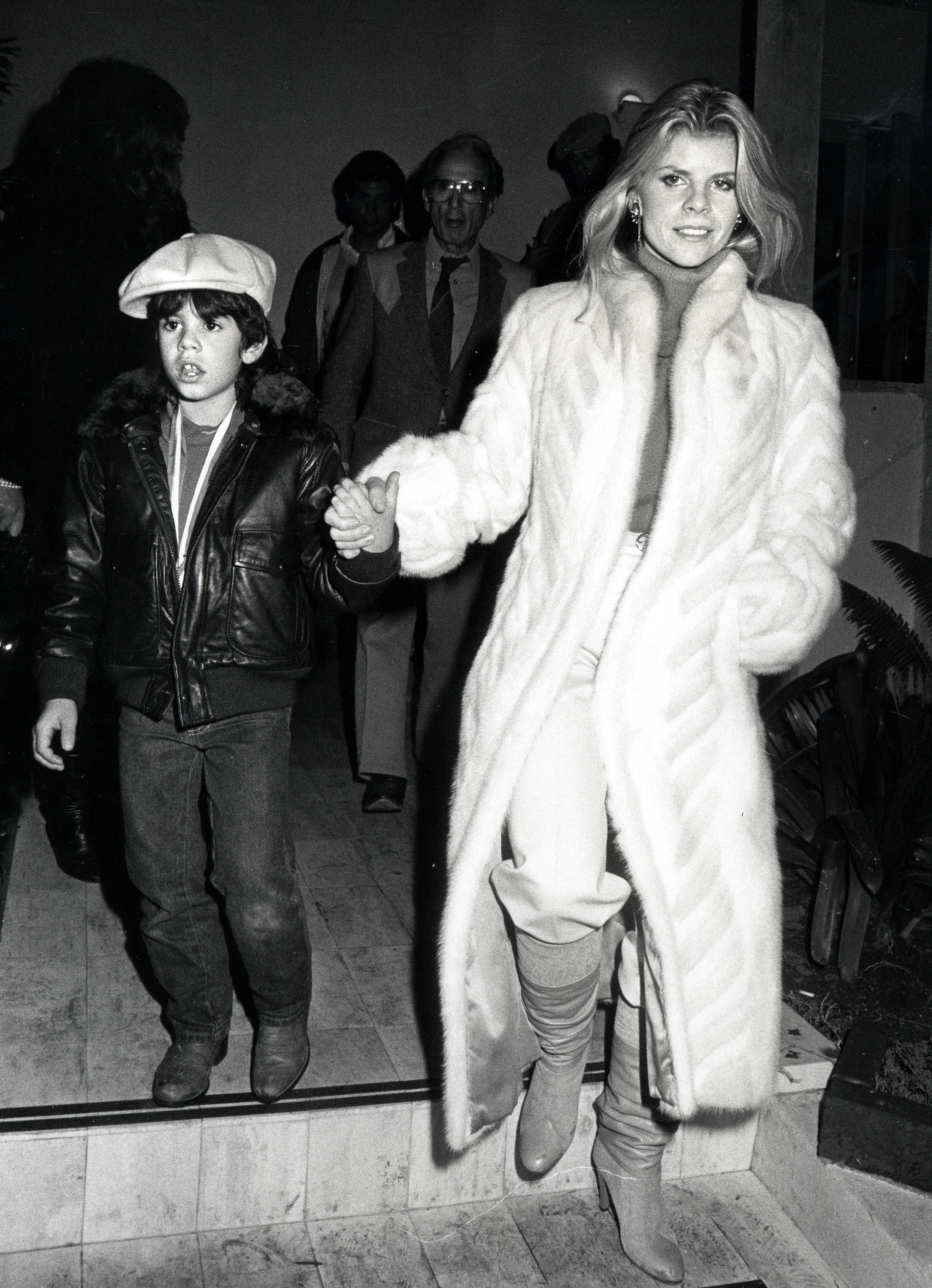 Le garçon et sa mère au restaurant Spago à Beverly Hills le 1er décembre 1983 | Source : Getty Images