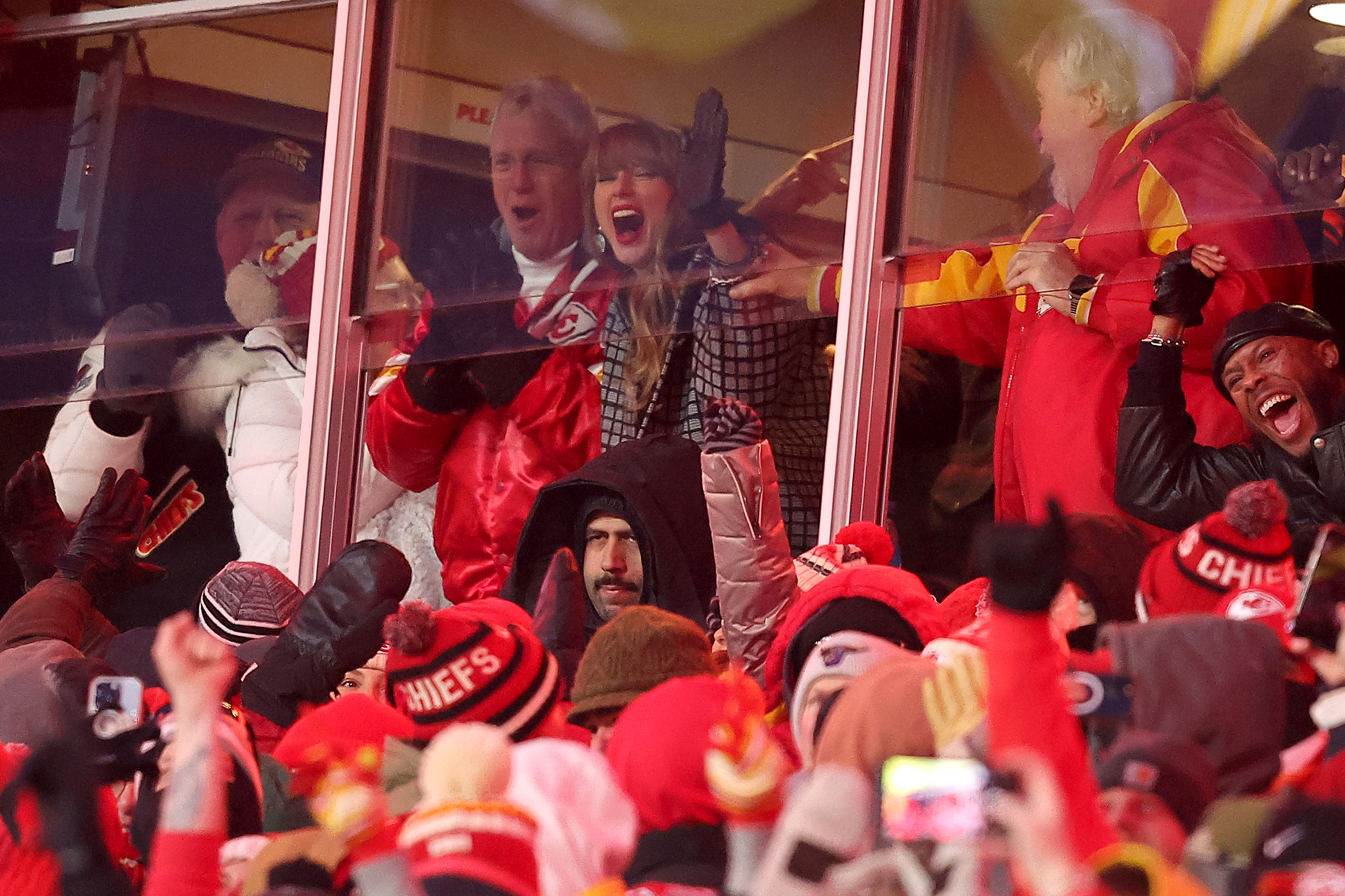 L'auteur-compositeur-interprète Taylor Swift célèbre le touchdown de Travis Kelce #87 des Kansas City Chiefs contre les Houston Texans pendant le quatrième quart-temps des AFC Divisional Playoff le 18 janvier 2025 à Kansas City, Missouri | Source : Getty Images