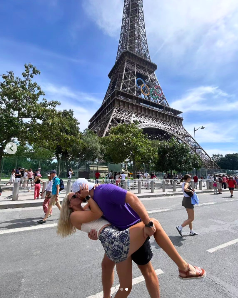 Payton Otterdahl et Maddy Nilles partageant un baiser passionné le jour de leurs fiançailles, posté le 4 août 2024 | Source : Instagram/p.train_throws et maddynilles27.