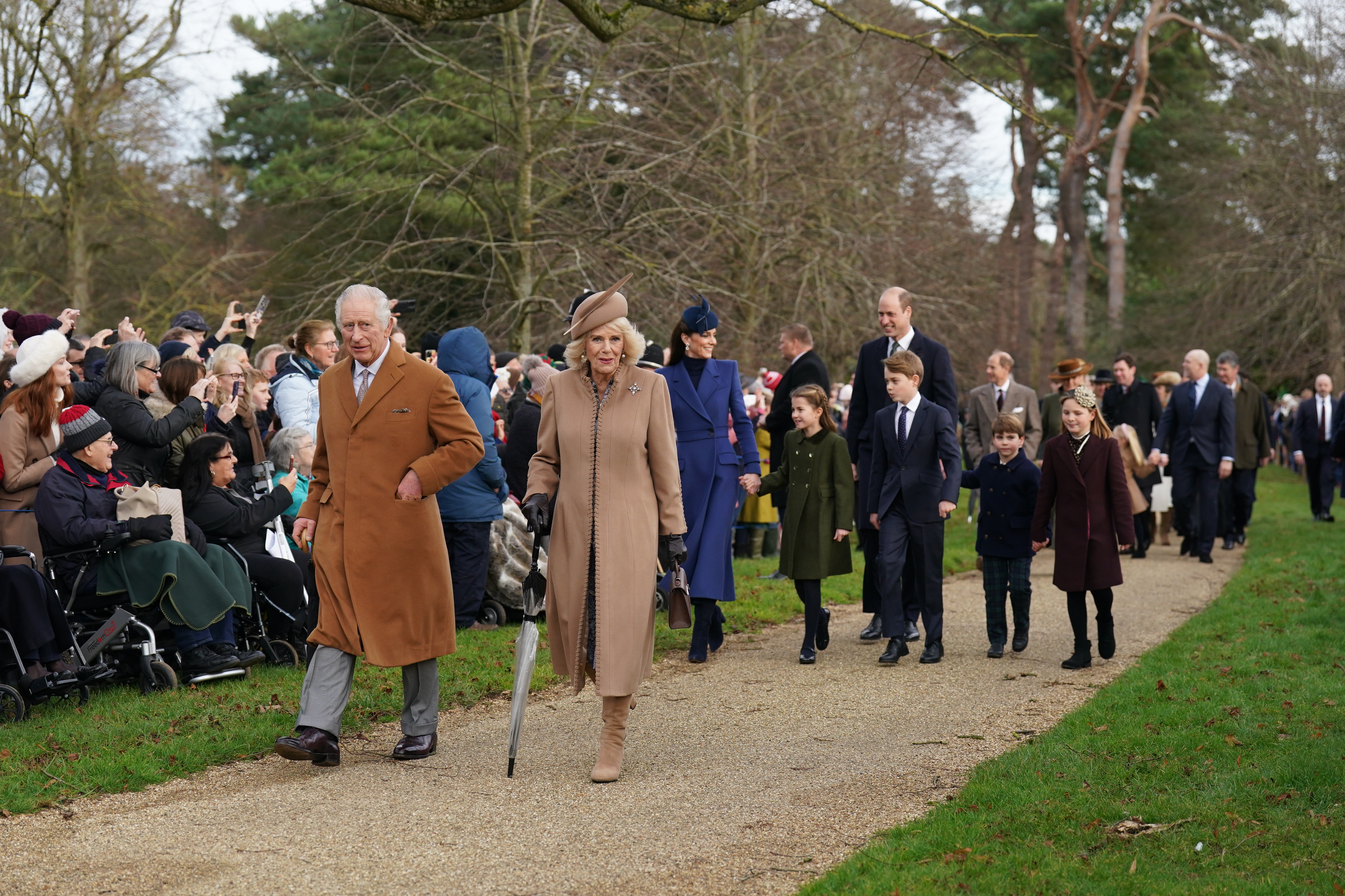 Le roi Charles III, la reine Camilla, la princesse Charlotte, le prince George et le prince Louis assistant au service religieux du matin du jour de Noël à Sandringham, Norfolk, le 25 décembre 2023. | Source : Getty Images