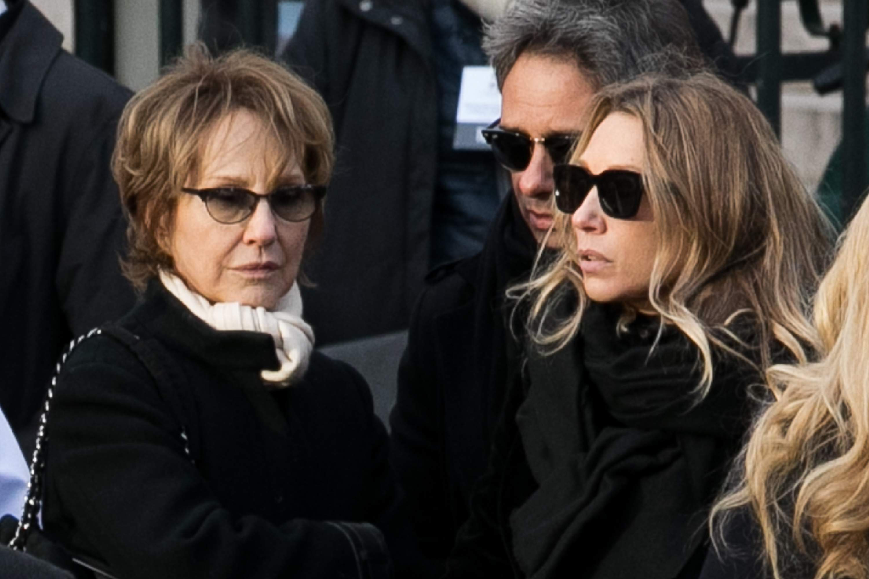 Nathalie Baye et Laura Smet lors des funérailles de Johnny Hallyday à l'église de la Madeleine, le 9 décembre 2017 à Paris, en France. La France rend hommage à Johnny Hallyday, icône de la musique française, décédé à l'âge de 74 ans des suites d'un cancer du poumon I Source : Getty Images