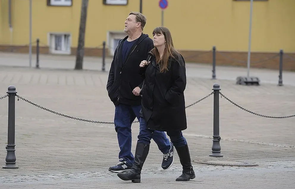 John Goodman et sa femme Annabeth Hartzog sont vus marchant dans la ville d'Ilsenburg le 28 avril 2013 à Ilsenburg près de Goslar, en Allemagne. | Source : Getty Images