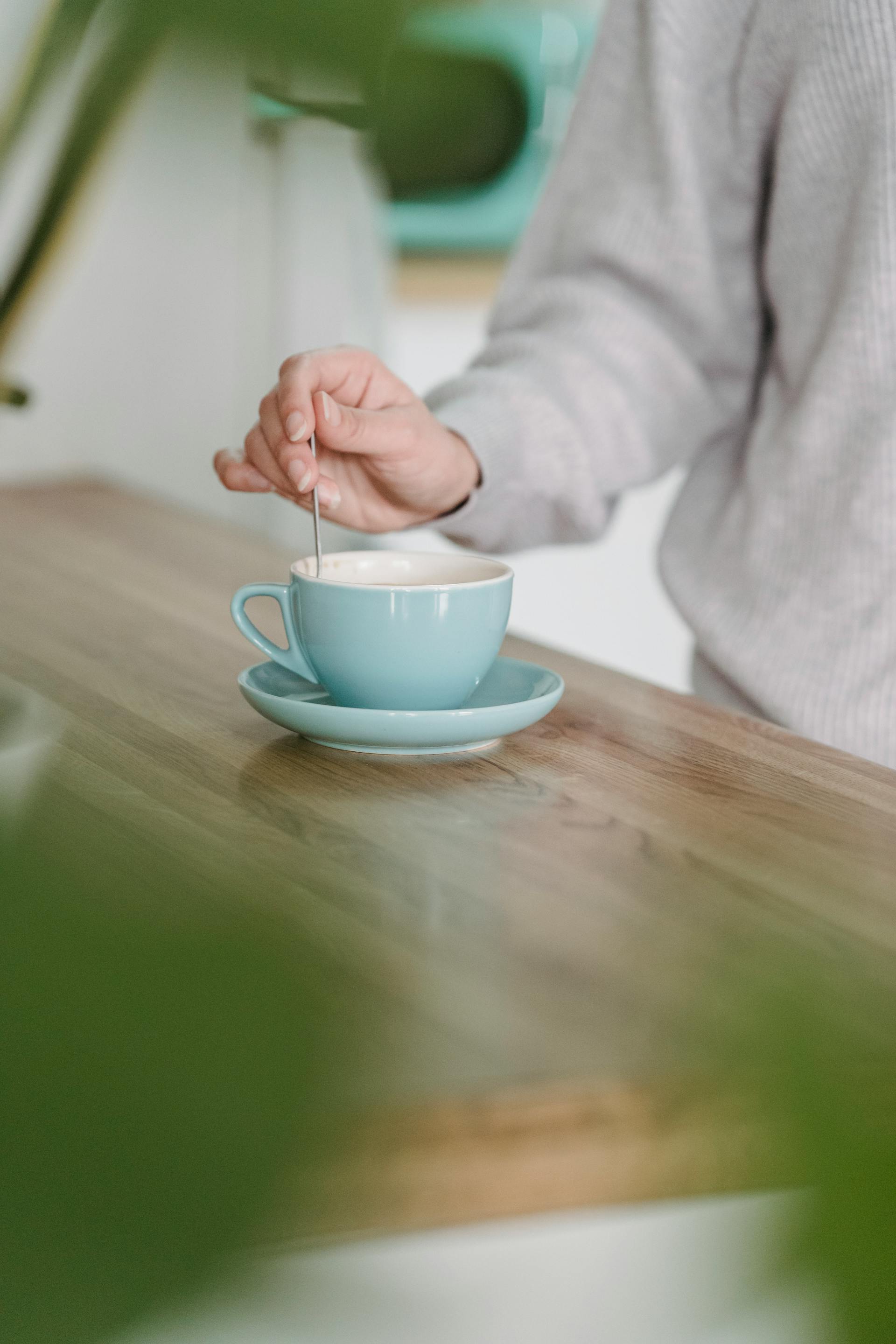 Une femme remuant du café | Source : Pexels