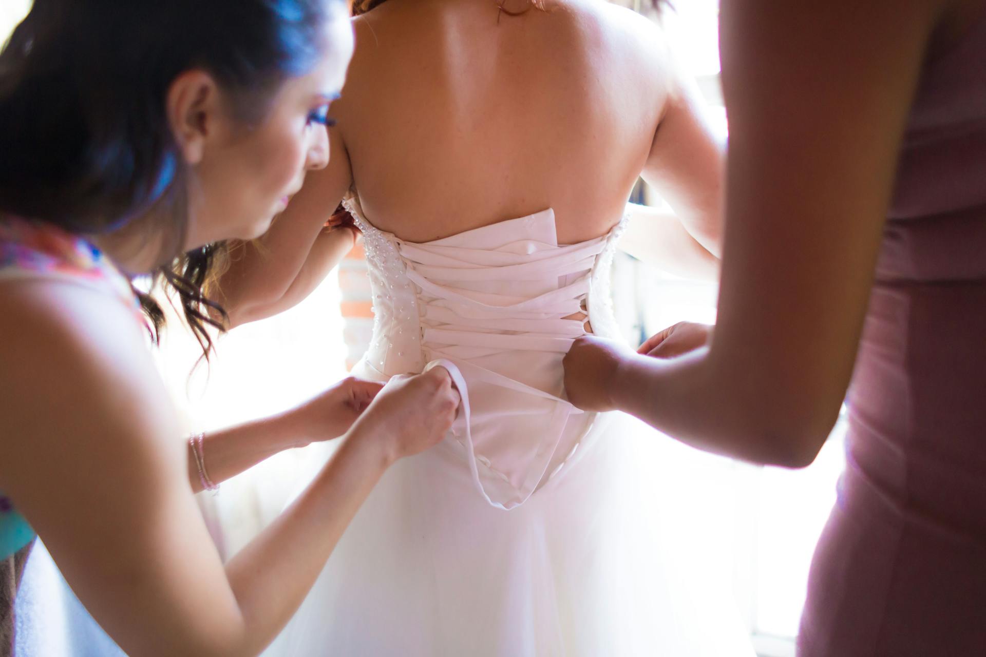 Une mariée qui s'habille | Source : Pexels