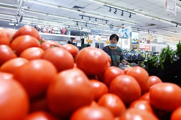 Un client achète des légumes dans un supermarché.| Photo : Getty Images