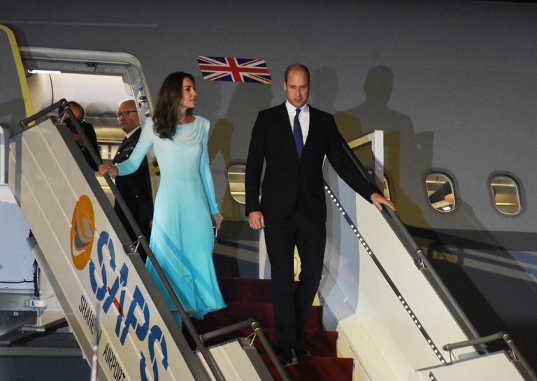 Le prince William et son épouse Kate Middleton arrivent à la base aérienne de Nur Khan à Rawalpindi, au Pakistan, le 14 octobre 2019. | Source : Getty Images