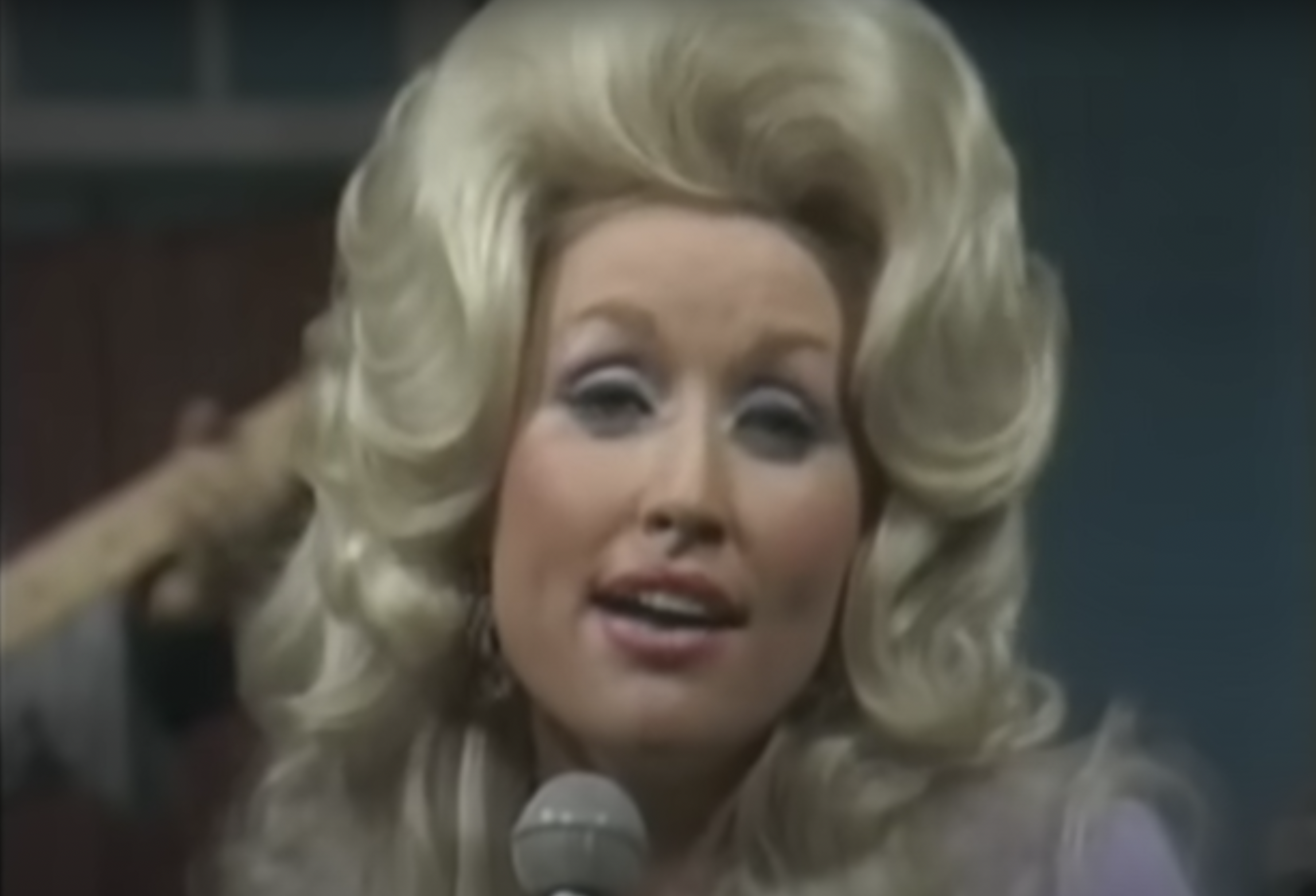 Dolly Parton interprétant "I Will Always Love You" en direct, posté le 7 décembre 2021 | Source : YouTube/ShoutFactoryVEVO